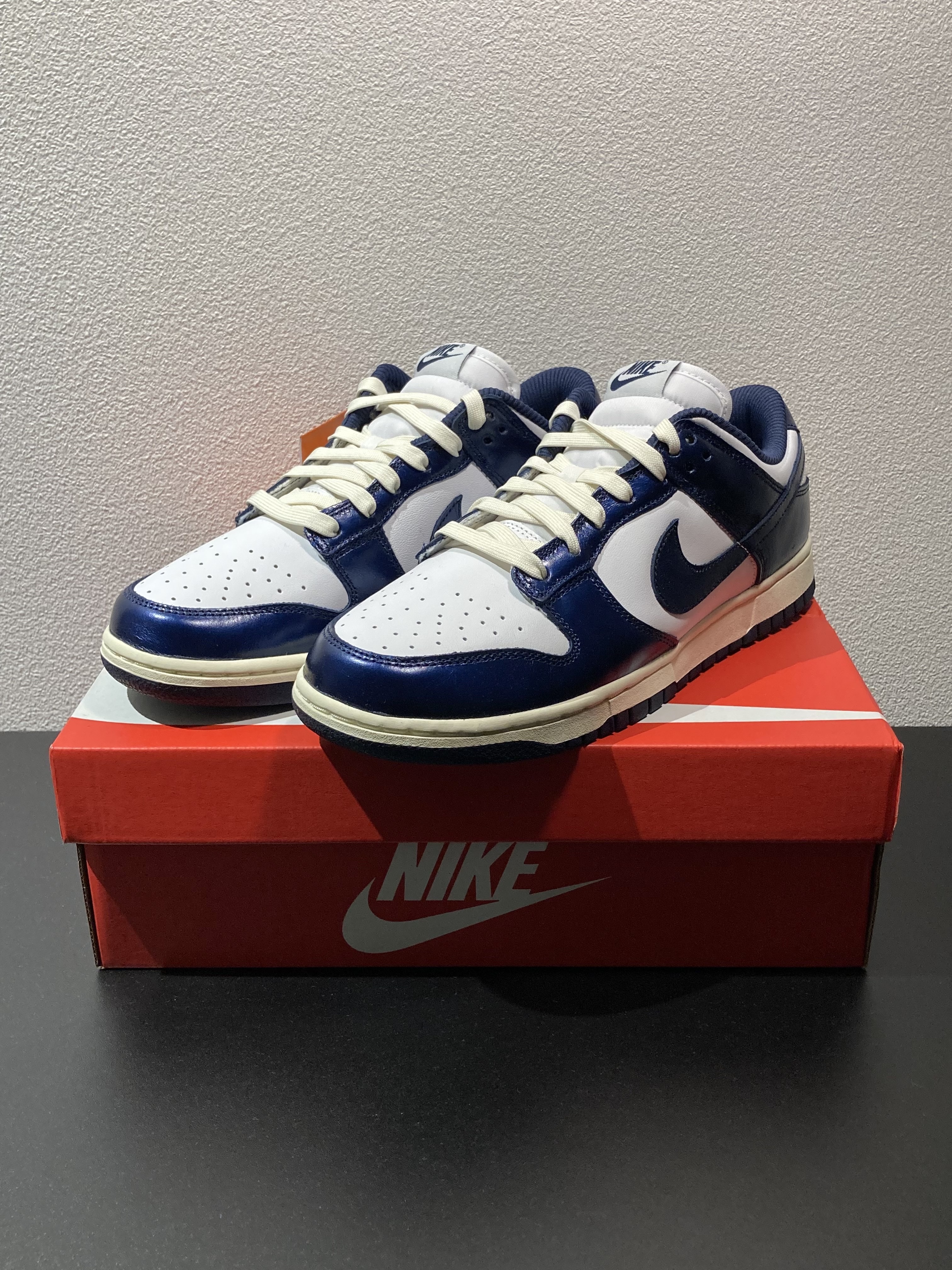 (W) Nike Dunk Low PRM Midnight Navy and White 착용 스타일 - 1
