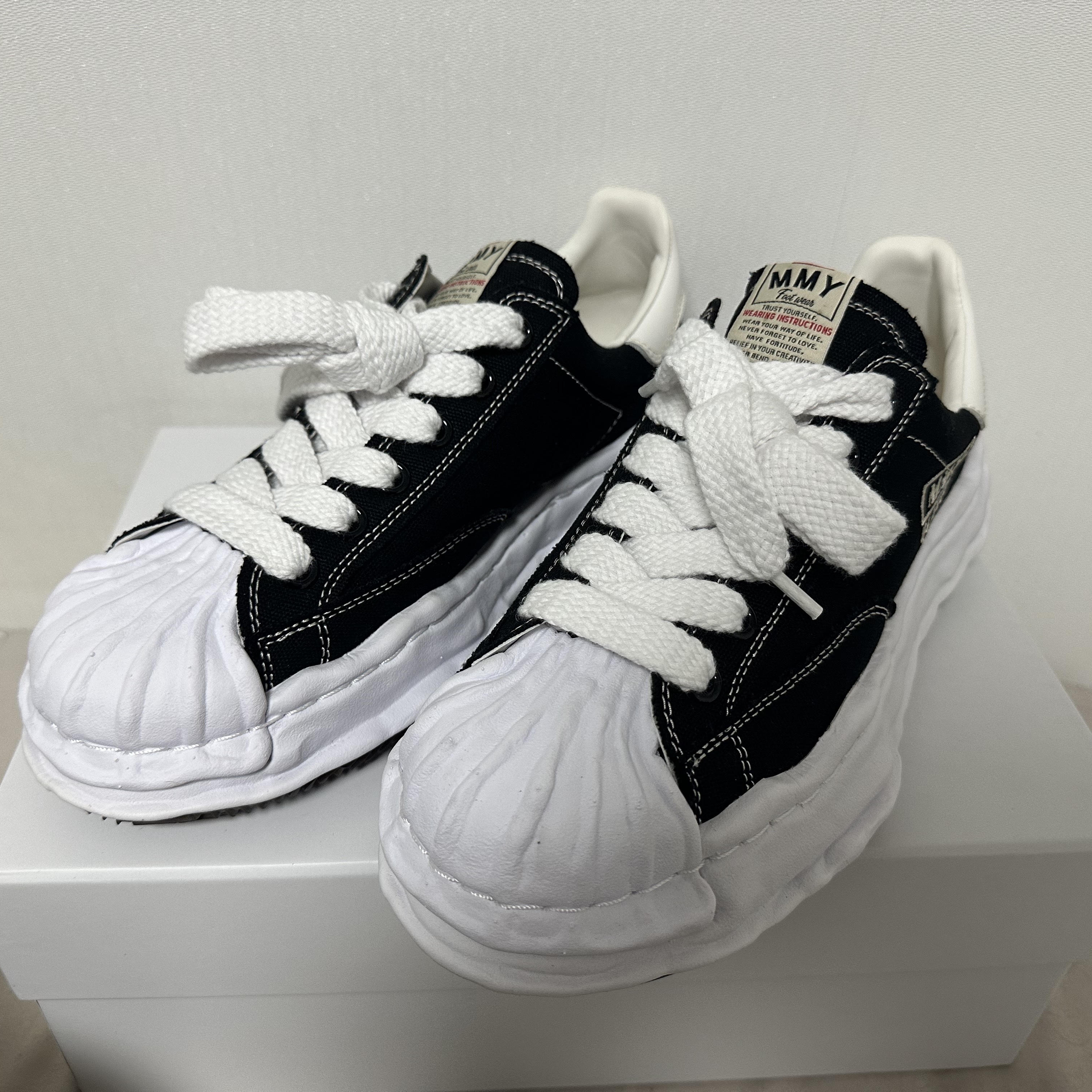 Maison Mihara Yasuhiro Blakey OG Sole Canvas Low-top Sneakers Black White 착용 스타일