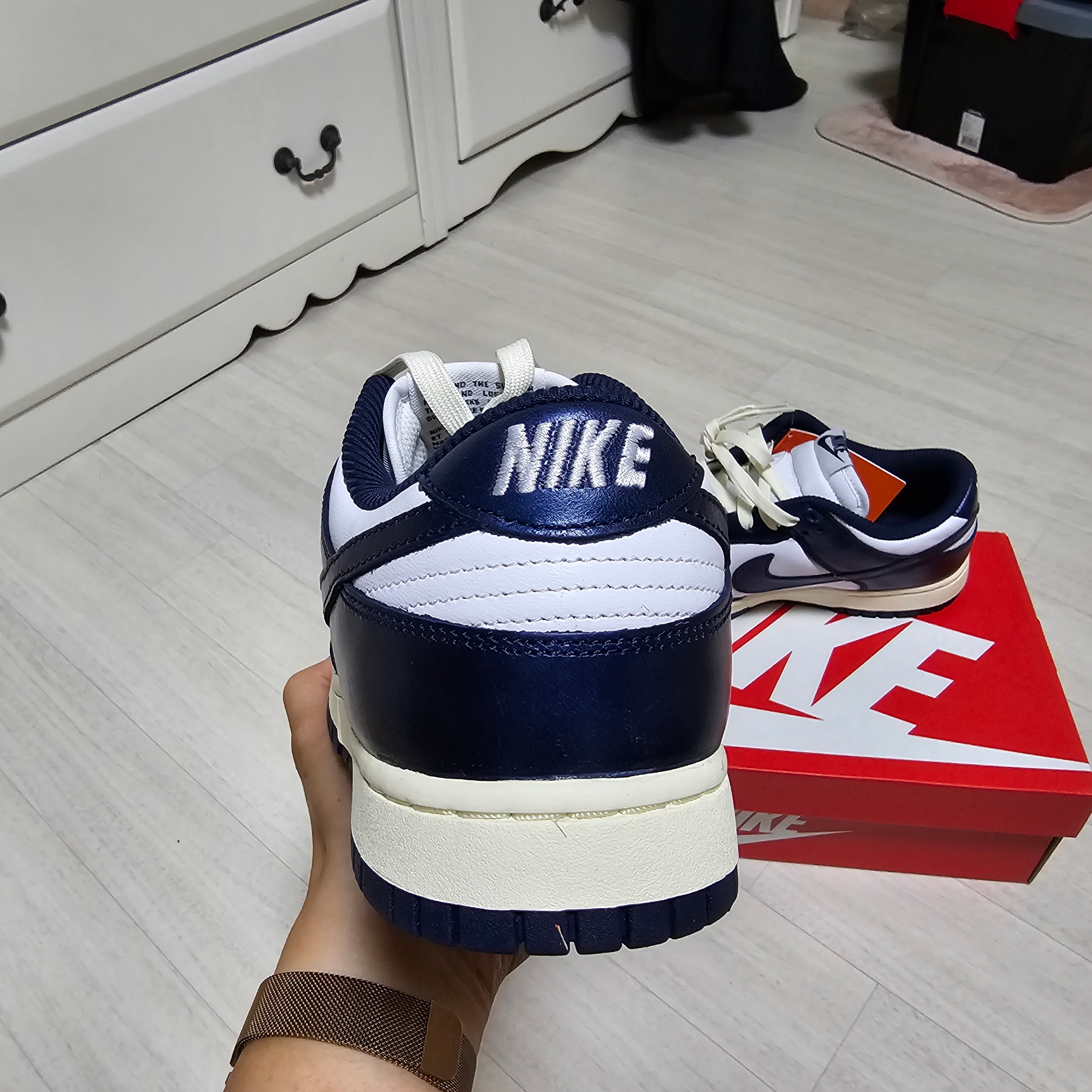 (W) Nike Dunk Low PRM Midnight Navy and White 착용 스타일 - 5