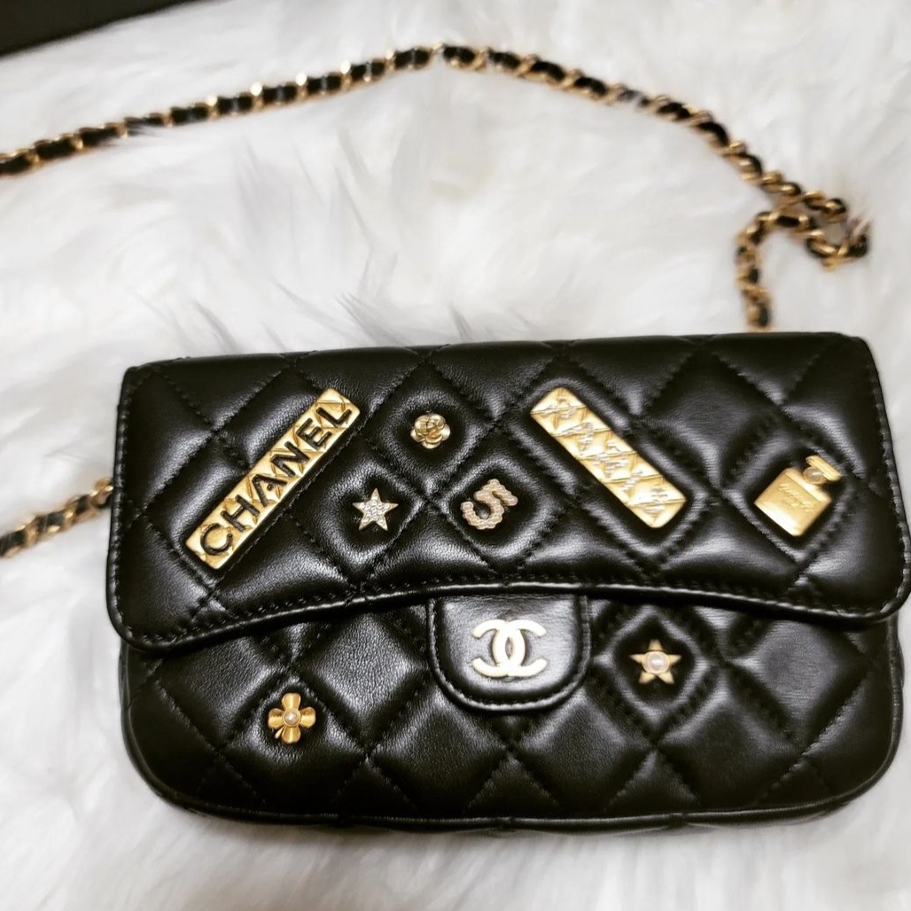 Chanel Flap Phone Holder with Classic Chain Lambskin & Gold Black, Chanel Flap Phone Holder with Classic Chain Grained Calfskin & Gold Black 착용 스타일 - 2