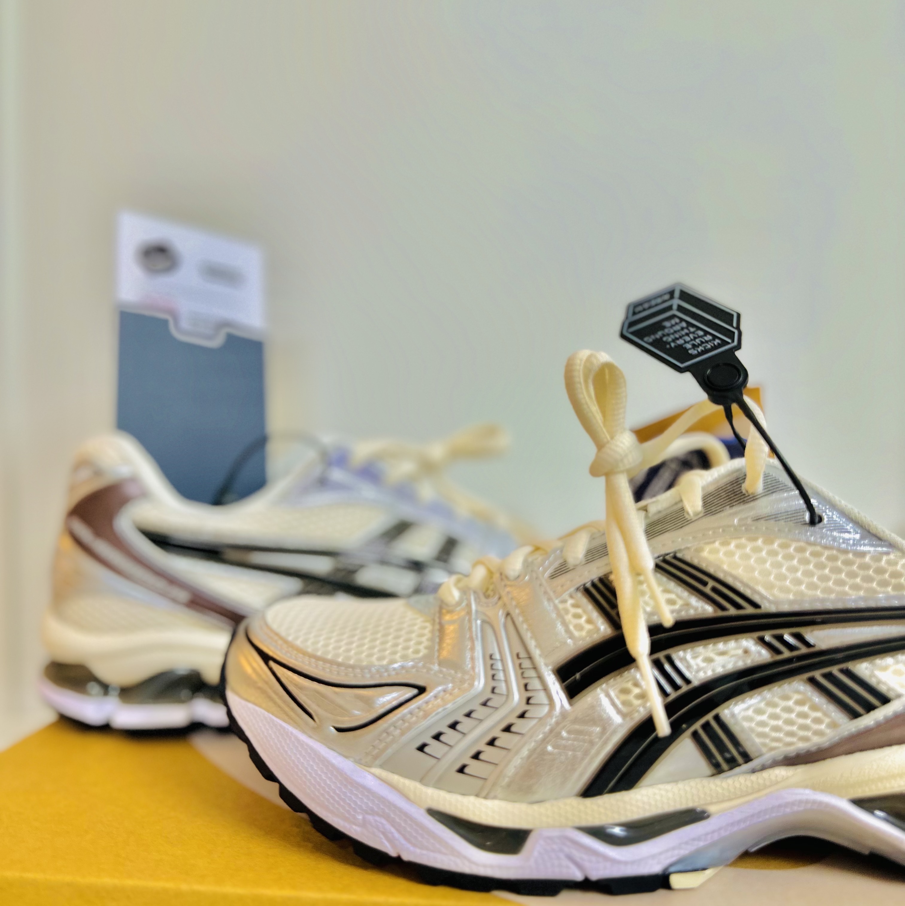 Asics Gel-Kayano 14 Cream Black 착용 스타일 - 3