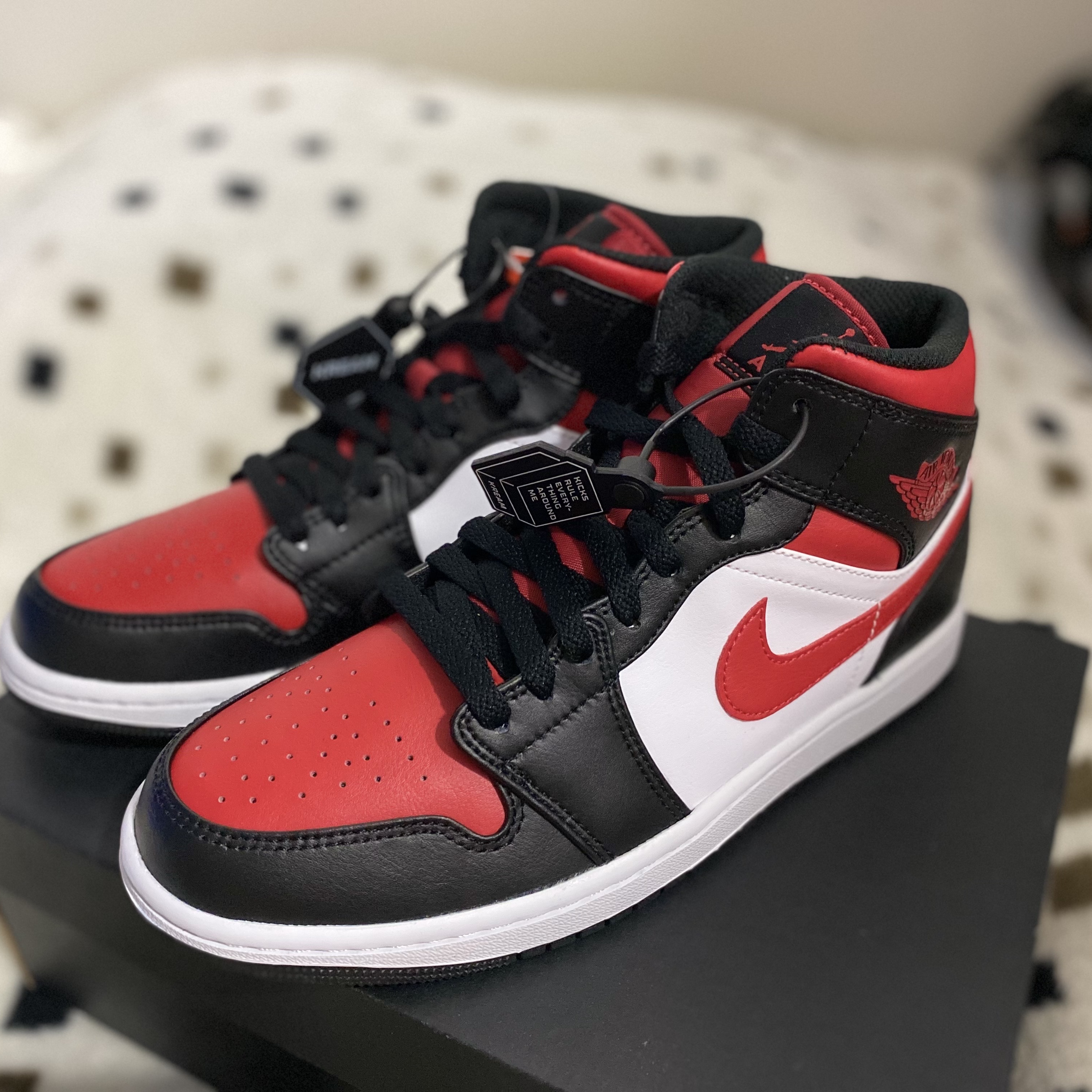 Jordan 1 Mid Black Fire Red 착용 스타일 - 3