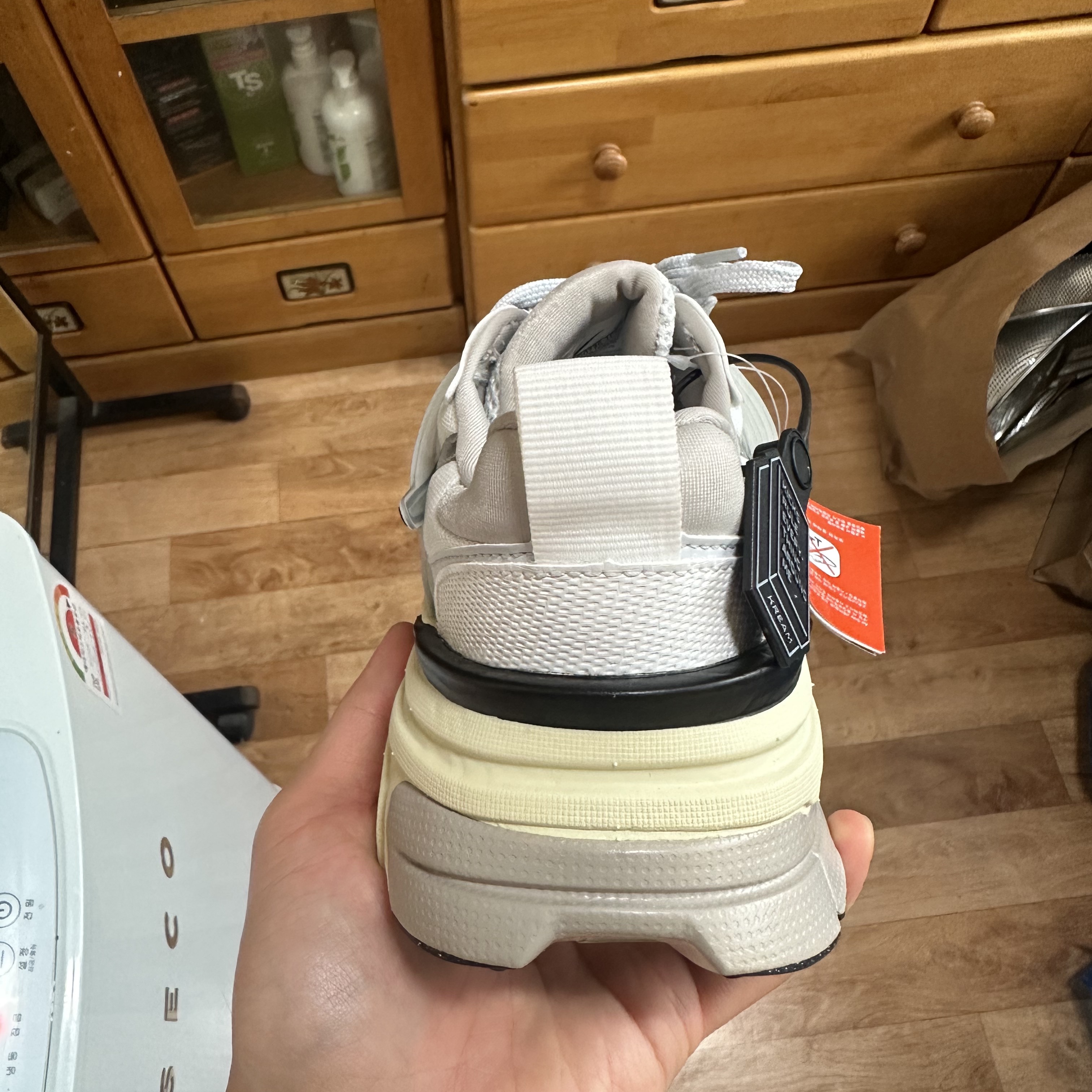Nike V2K Run Summit White Metallic Silver 착용 스타일 - 5