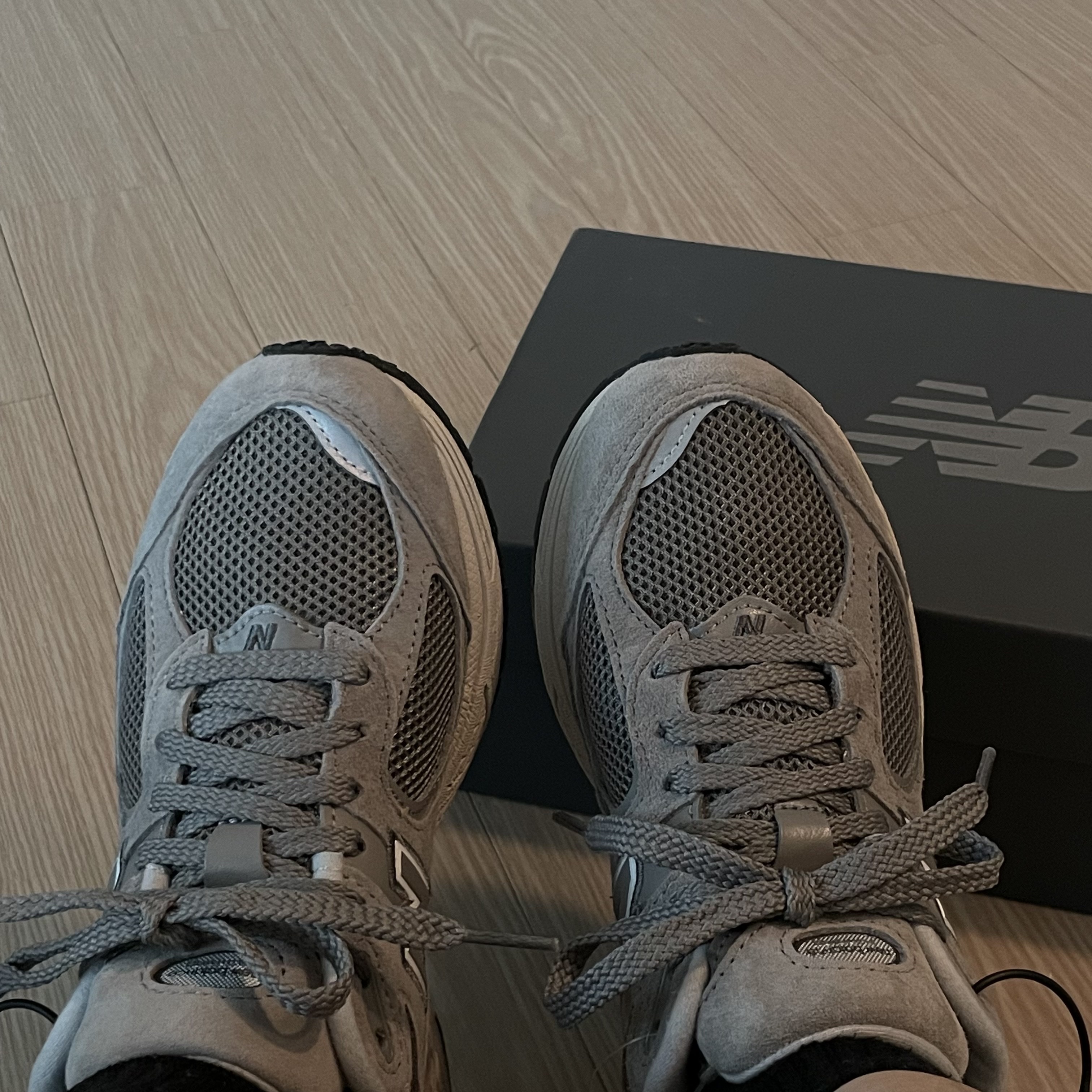New Balance 2002R Grey 착용 스타일