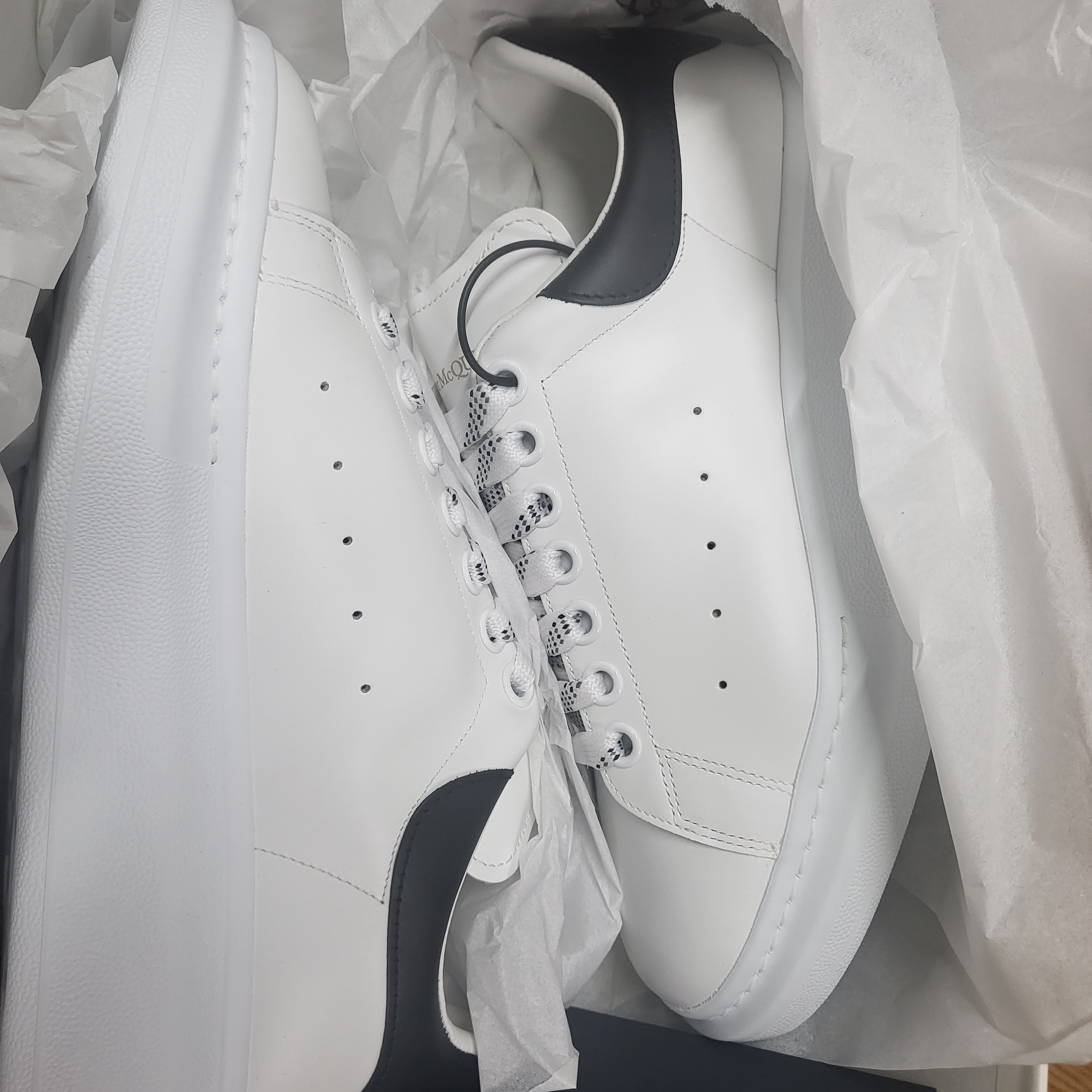 Alexander McQueen Oversized Sneakers White Black 착용 스타일