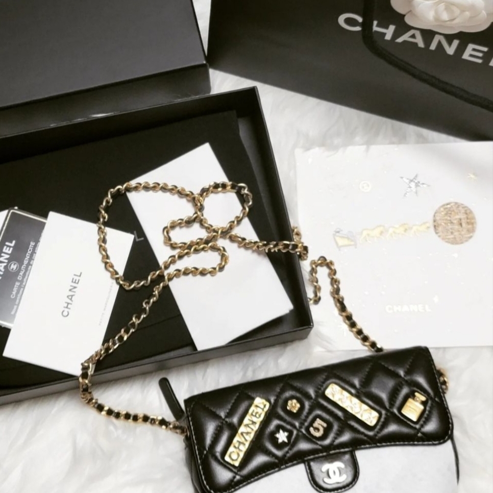 Chanel Flap Phone Holder with Classic Chain Lambskin & Gold Black, Chanel Flap Phone Holder with Classic Chain Grained Calfskin & Gold Black 착용 스타일 - 5