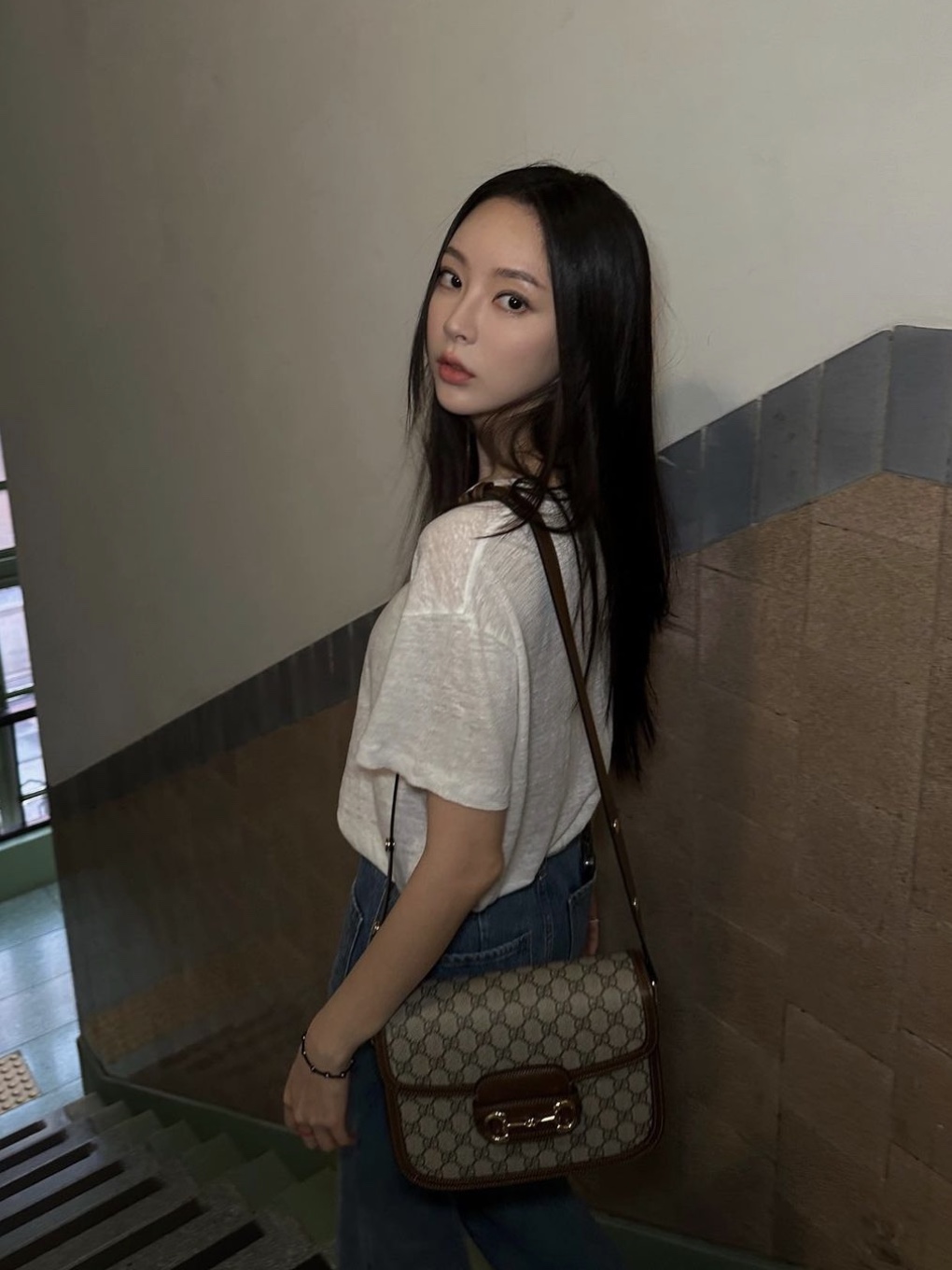 Gucci Horsebit 1955 Shoulder Bag Beige Ebony 착용 스타일