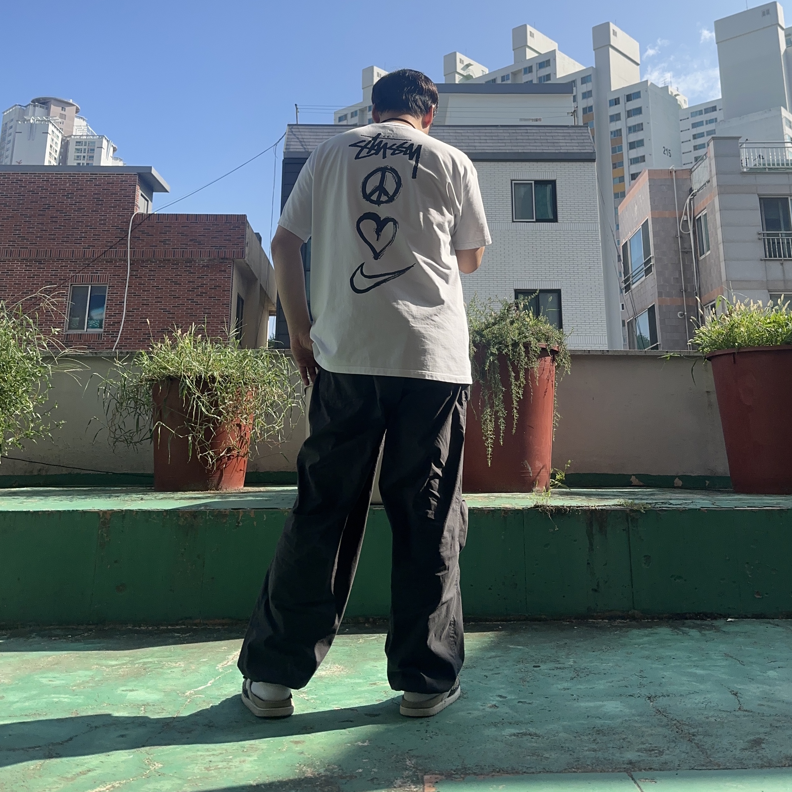 Nike x Stussy NRG RA T-Shirt Summit White (DM4943-121), Stussy Nyco Over Trousers Washed Black 착용 스타일