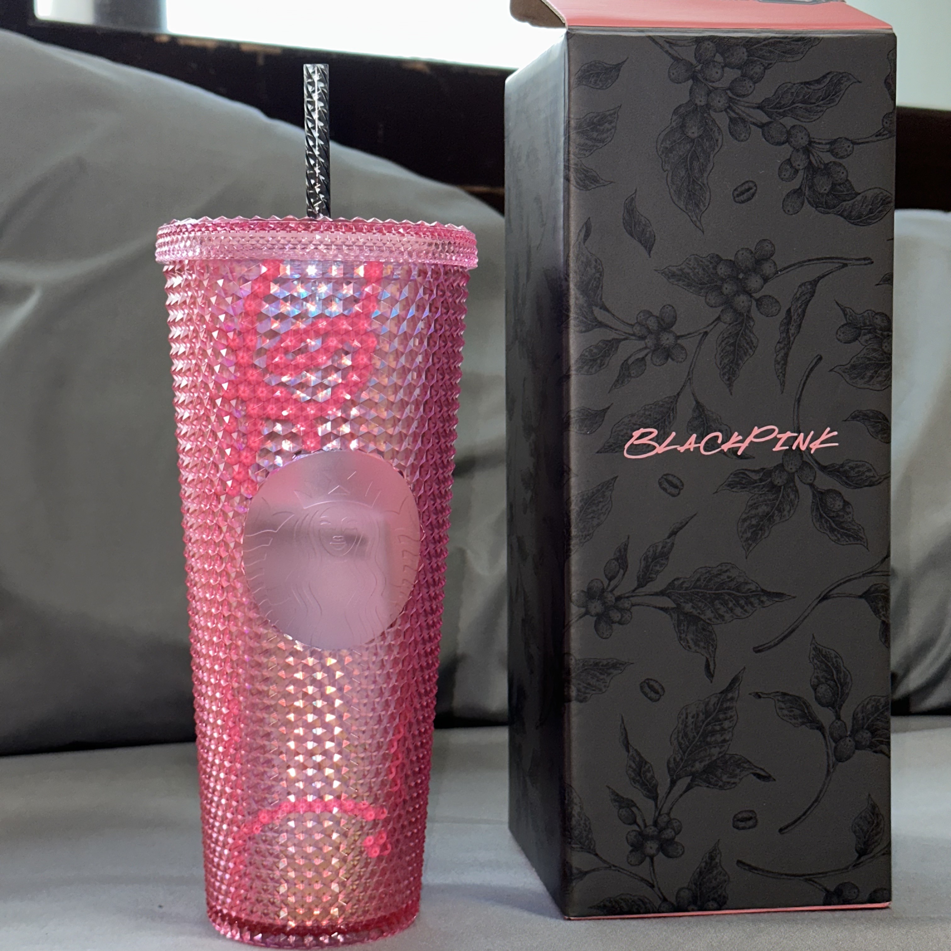 Starbucks x Blackpink Pink Stud Cold Cup 710ml 착용 스타일 - 2