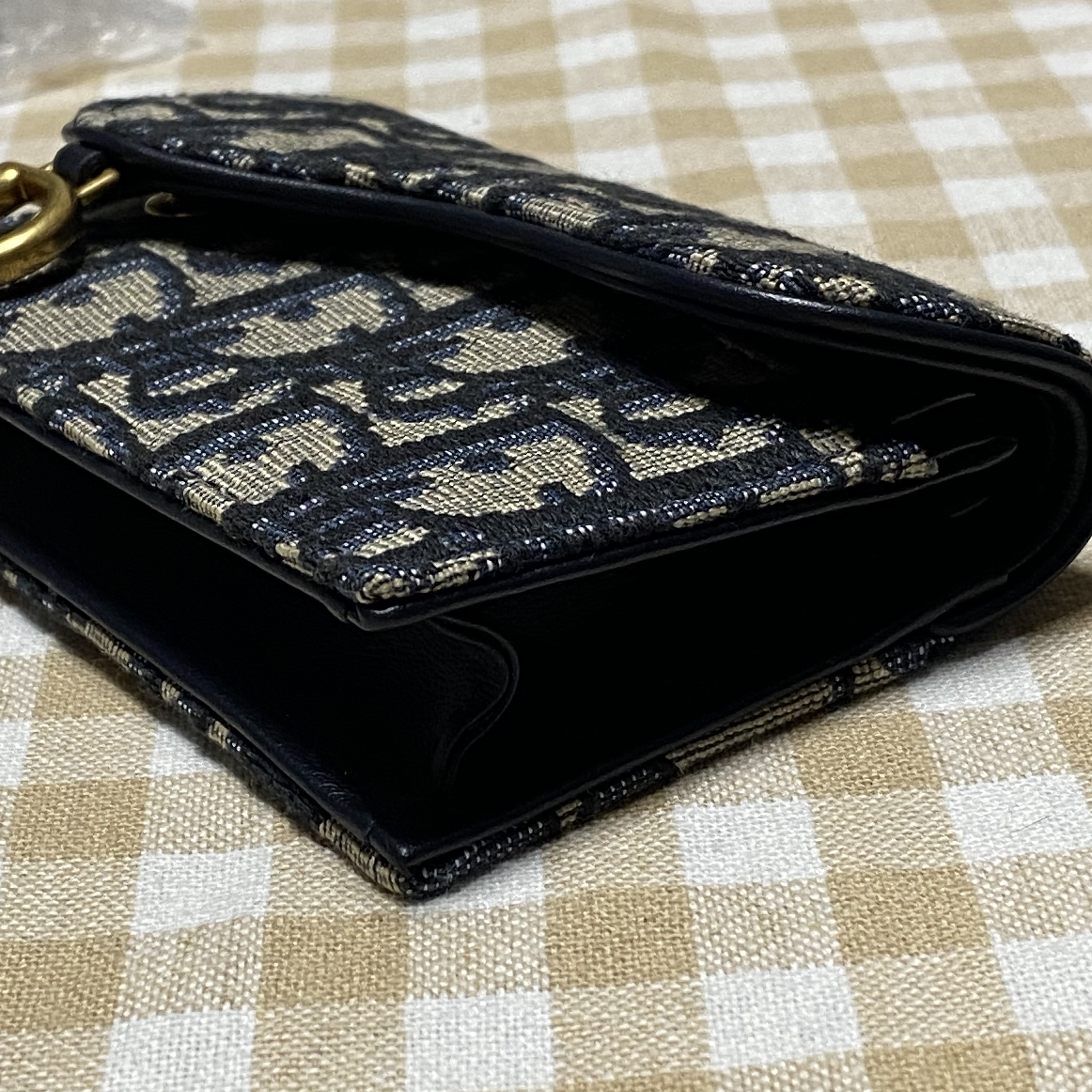 Dior Saddle Flap Card Holder Blue Dior Oblique Jacquard 착용 스타일 - 3