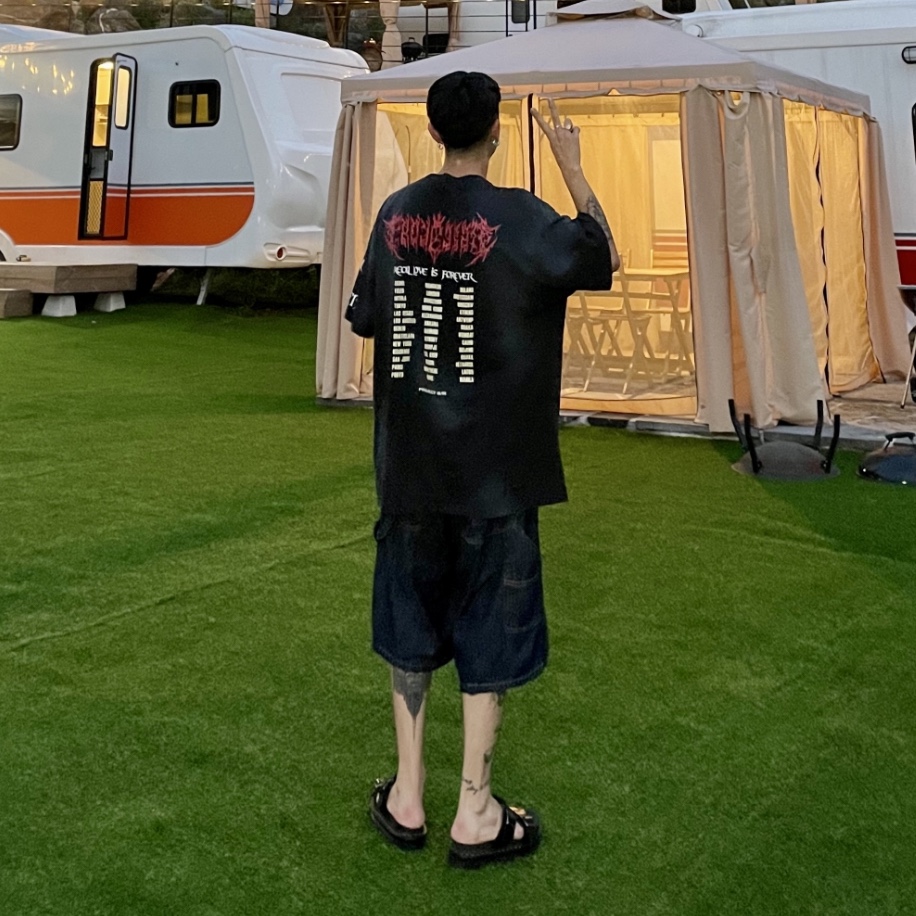 Dr. Martens Myles Sandal Black, Project G/R Crow Worldtour T-Shirt Washed Black 착용 스타일