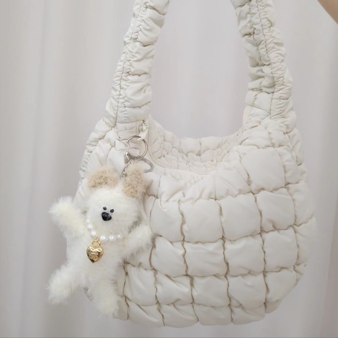Margesherwood Wood Keyring White 착용 스타일