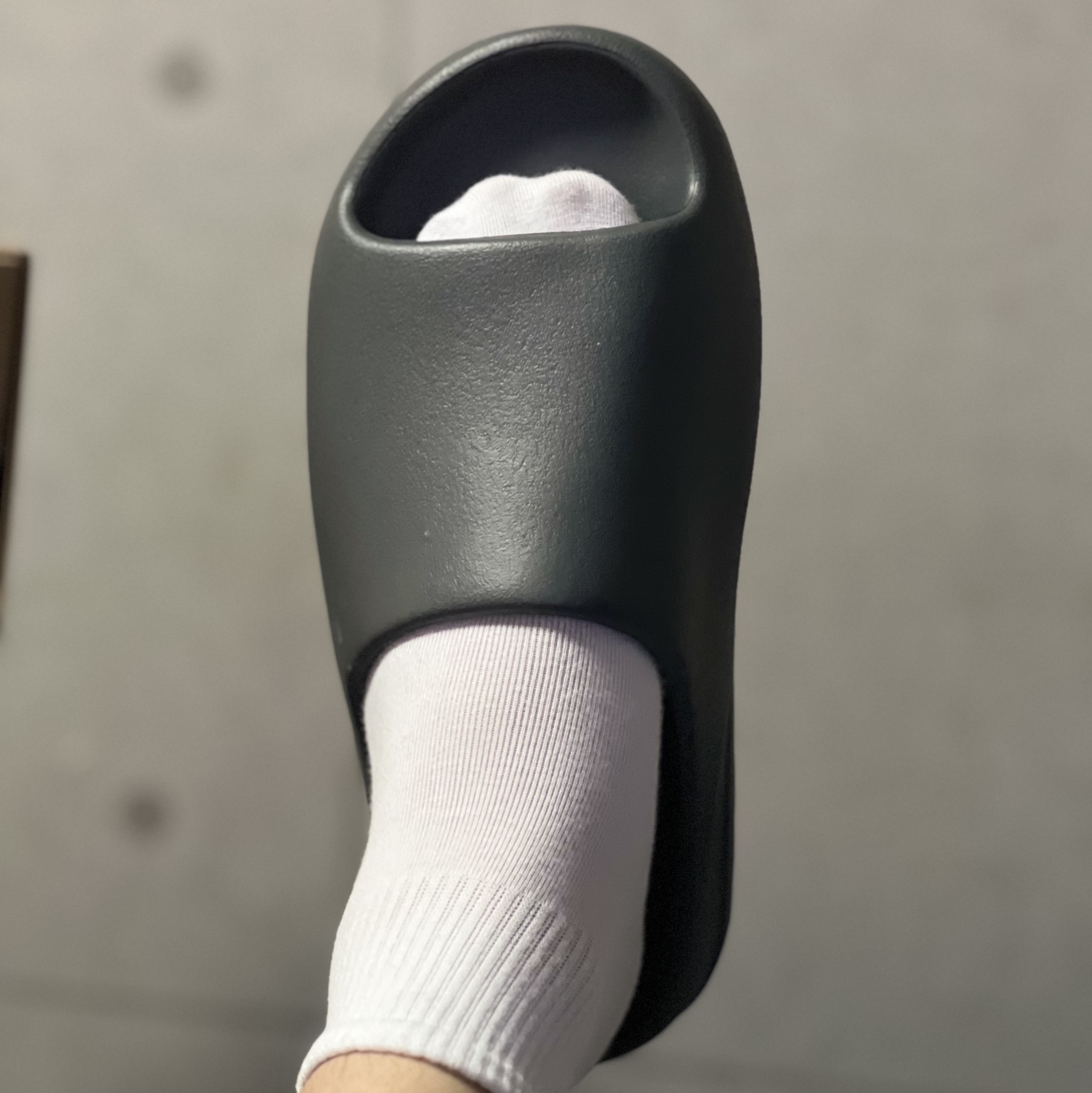 Adidas Yeezy Slide Slate Grey 착용 스타일