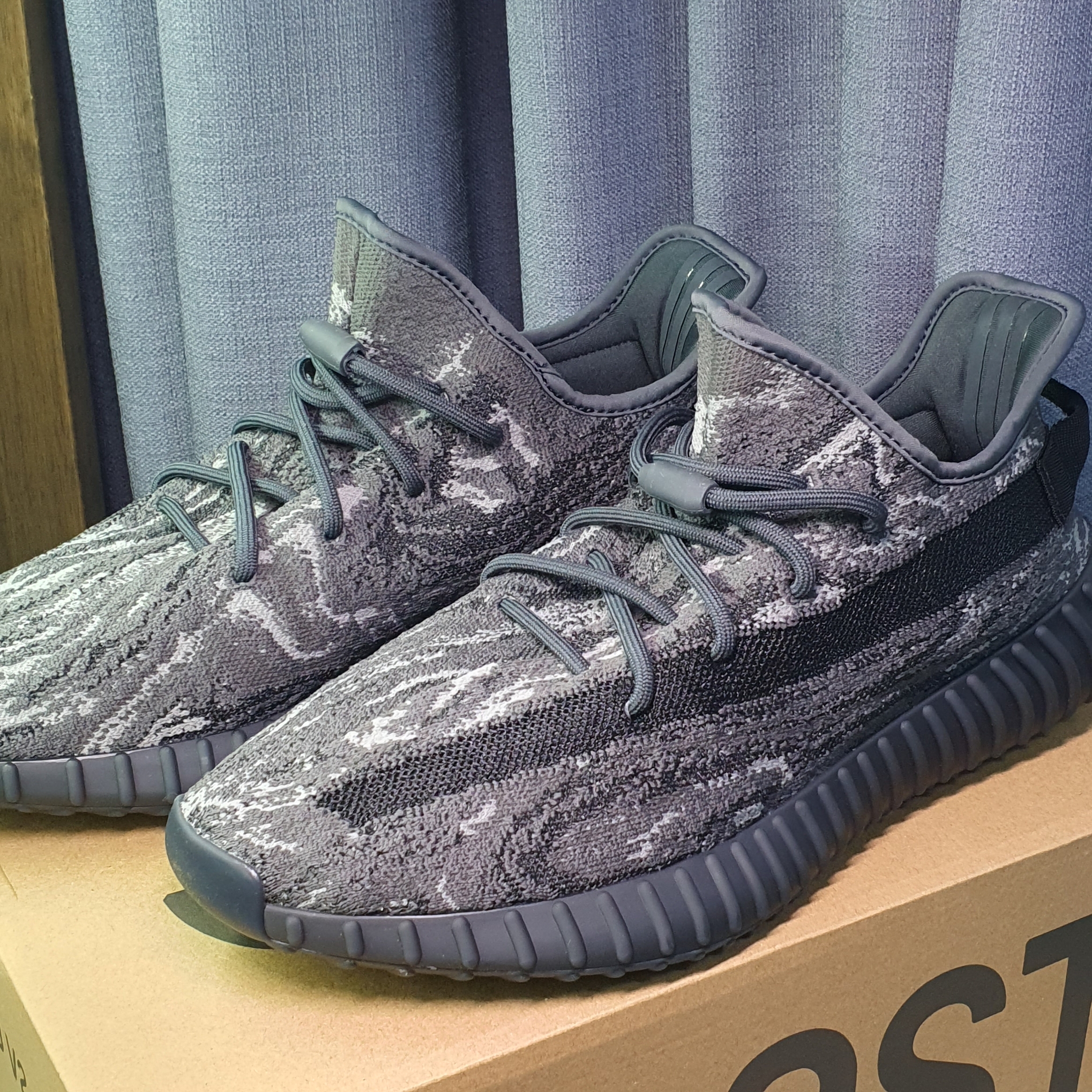 Adidas Yeezy Boost 350 V2 MX Dark Salt 착용 스타일 - 2