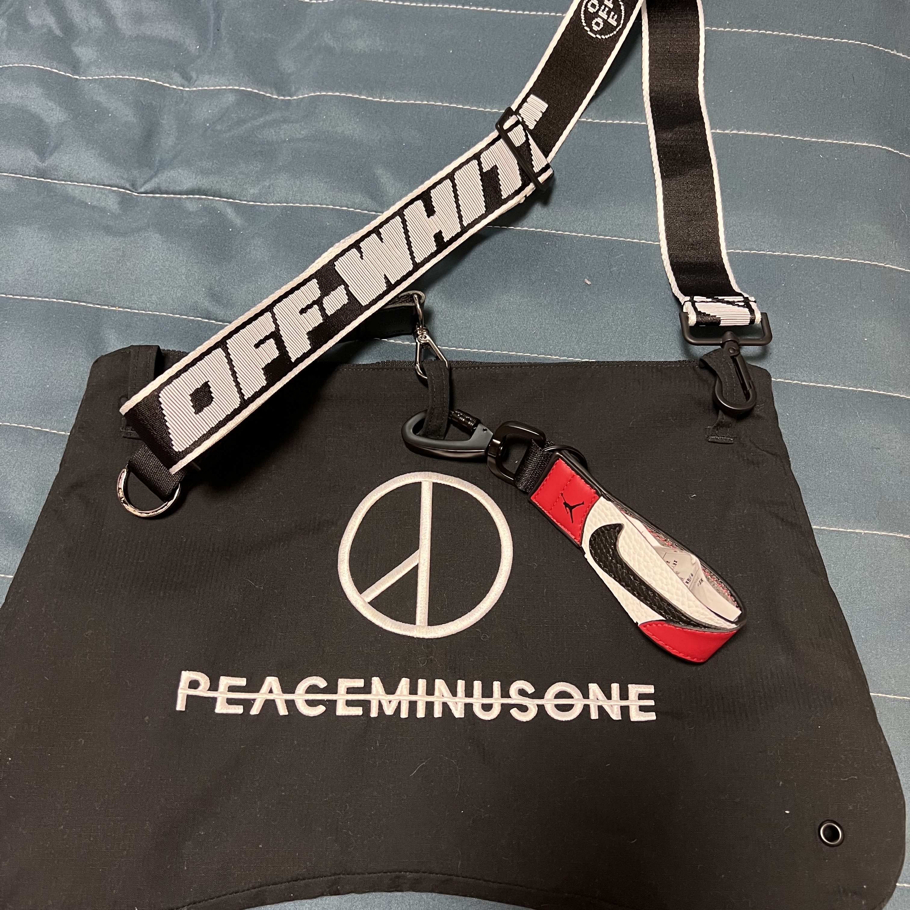 Off-White x Amore Pacific Protection Box (Without Cosmetics) 착용 스타일 - 3