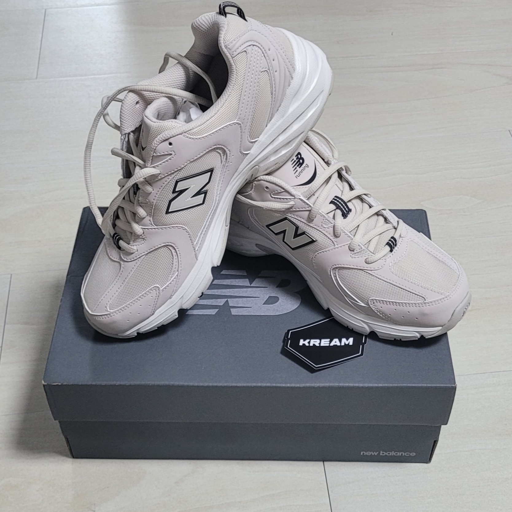 New Balance 530 Ivory 착용 스타일