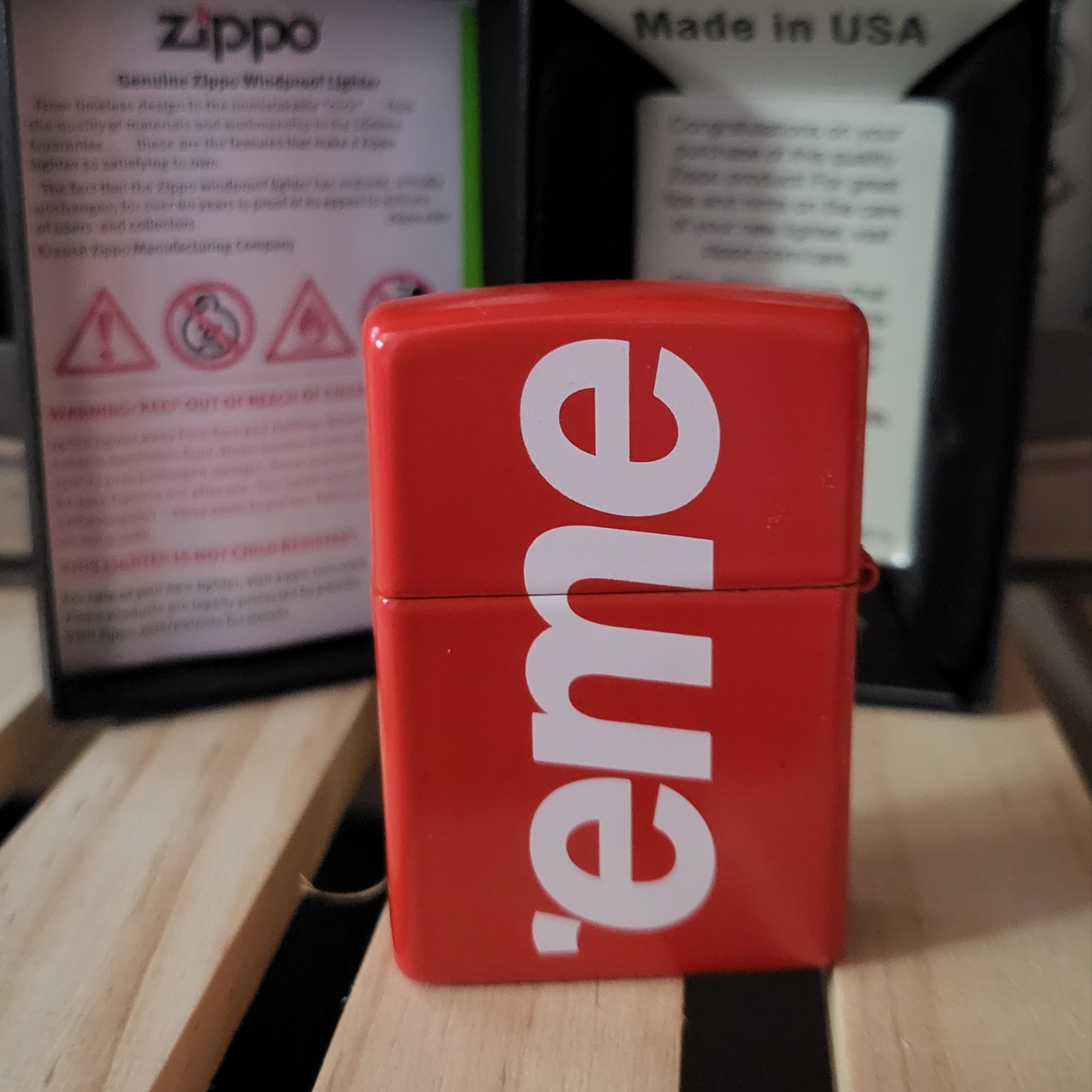 Supreme Logo Zippo Red 착용 스타일 - 4