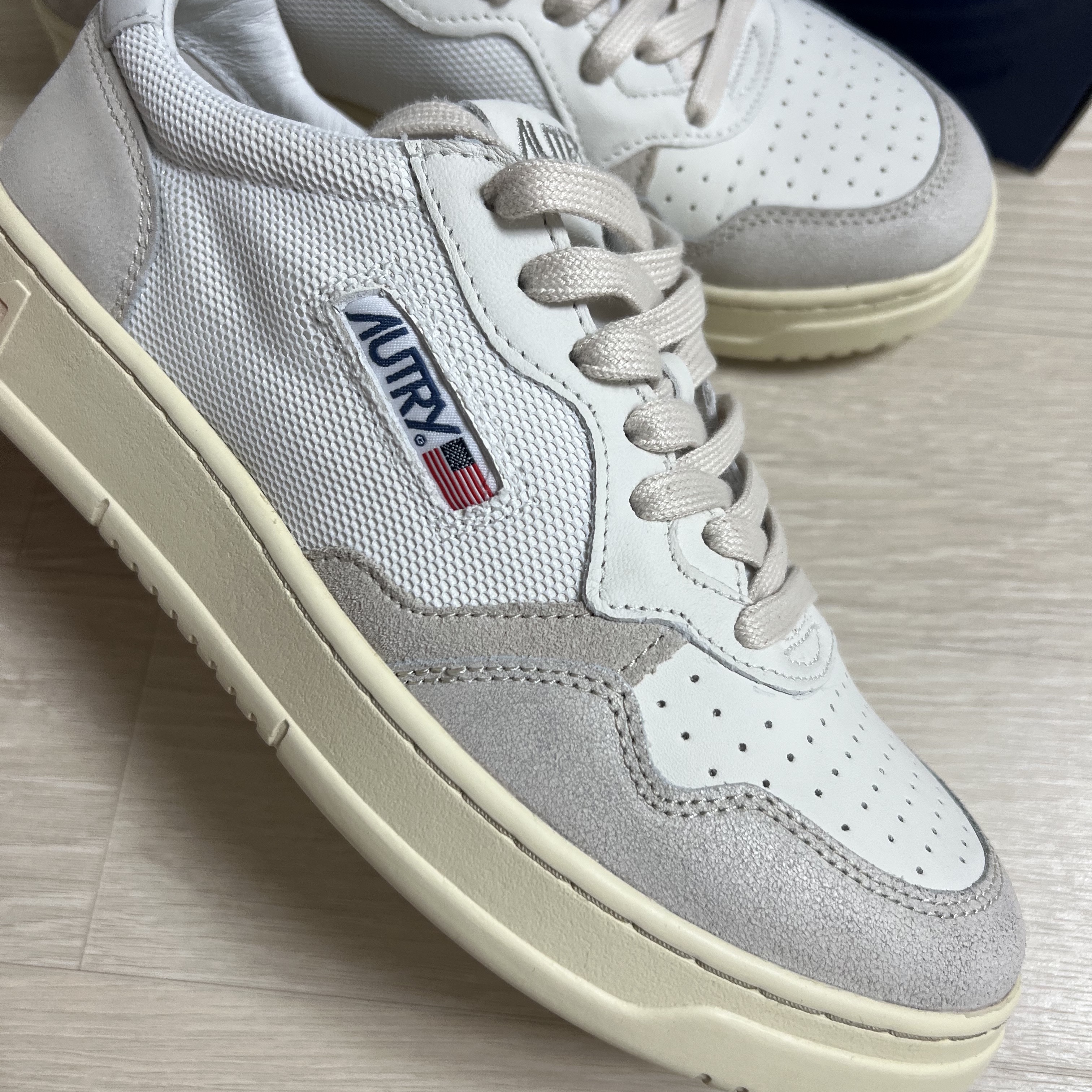 Autry Medalist Low Leather Sneakers White 착용 스타일 - 2
