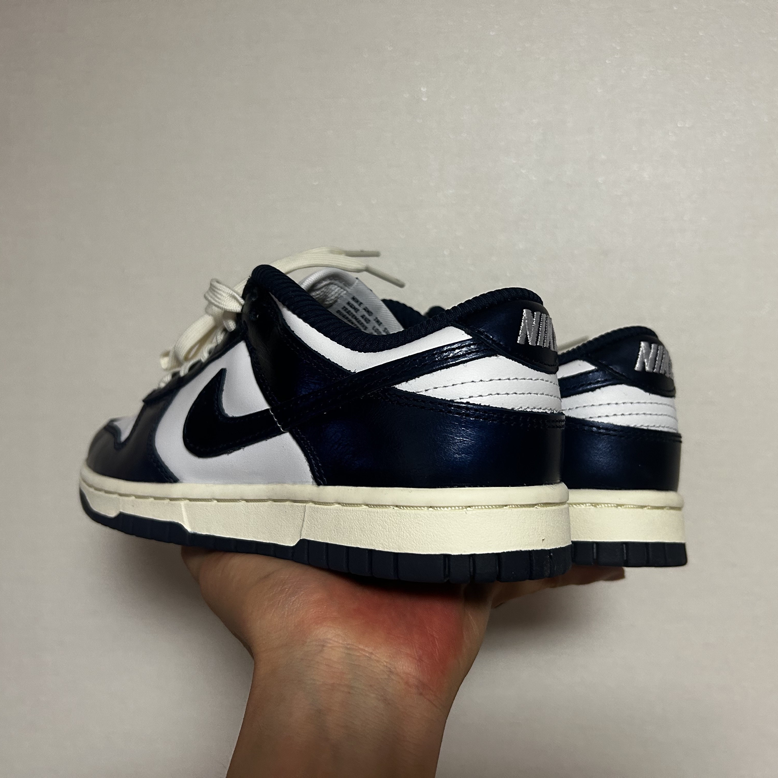 (W) Nike Dunk Low PRM Midnight Navy and White 착용 스타일 - 3