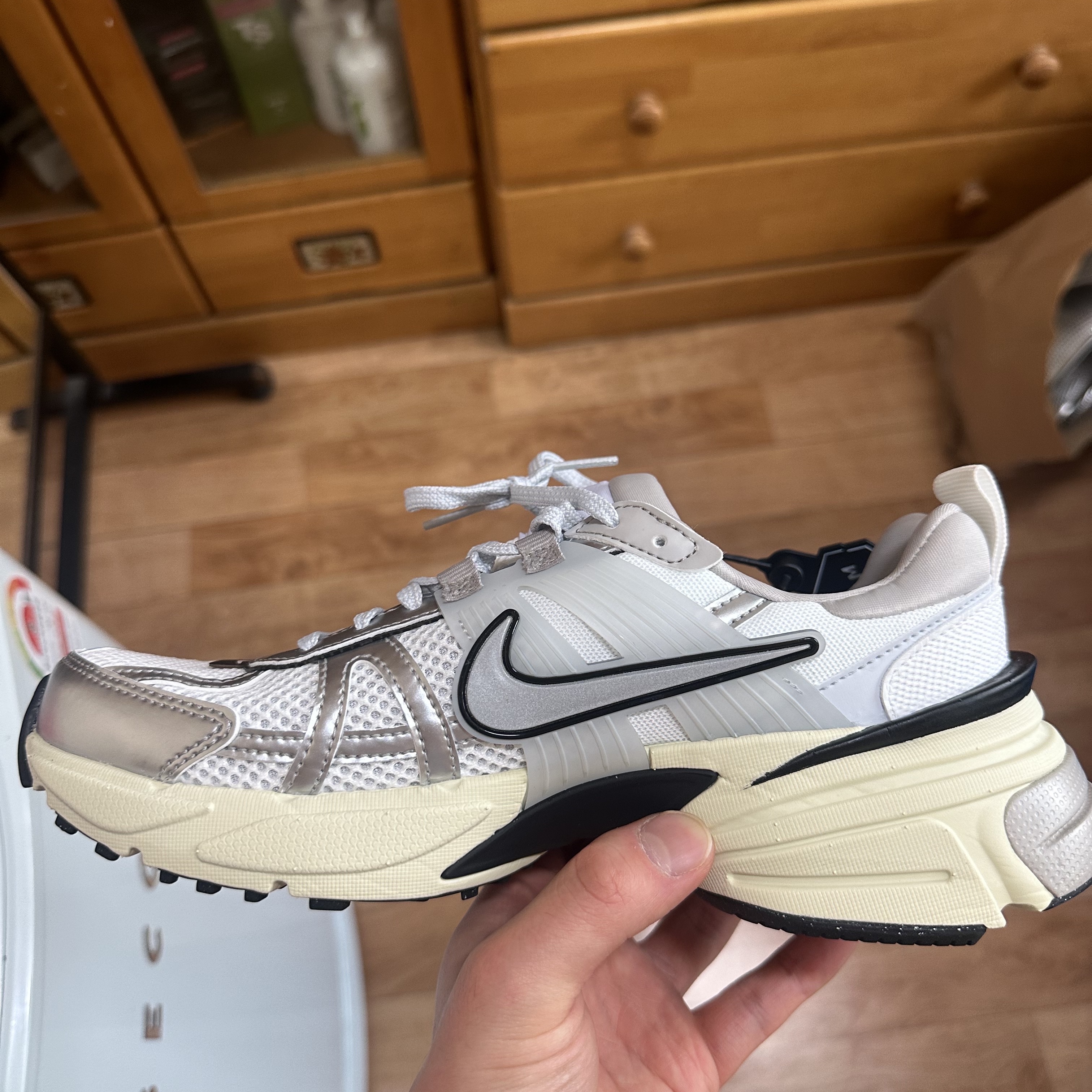 Nike V2K Run Summit White Metallic Silver 착용 스타일 - 3