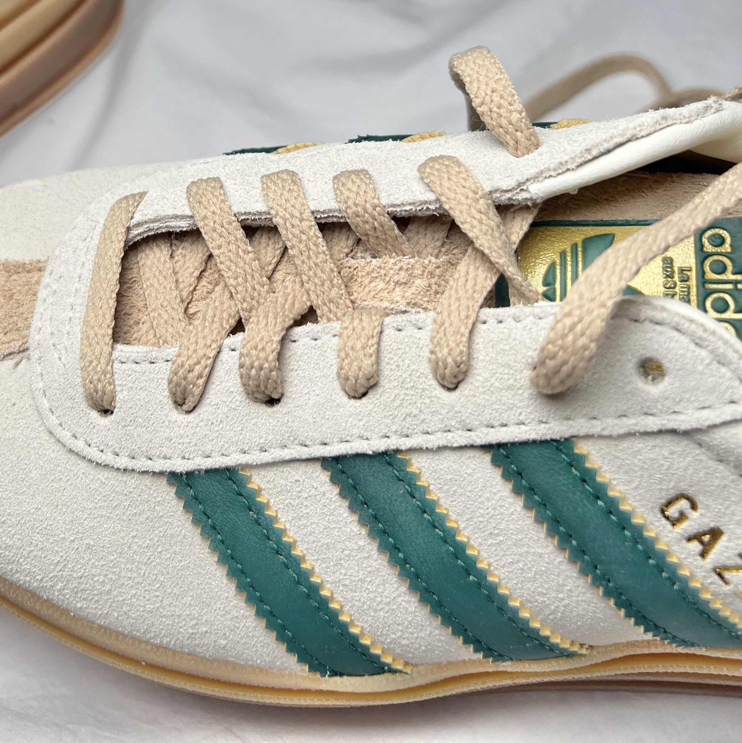 (W) Adidas Gazelle Bold Cream White Collegiate Green 착용 스타일 - 2
