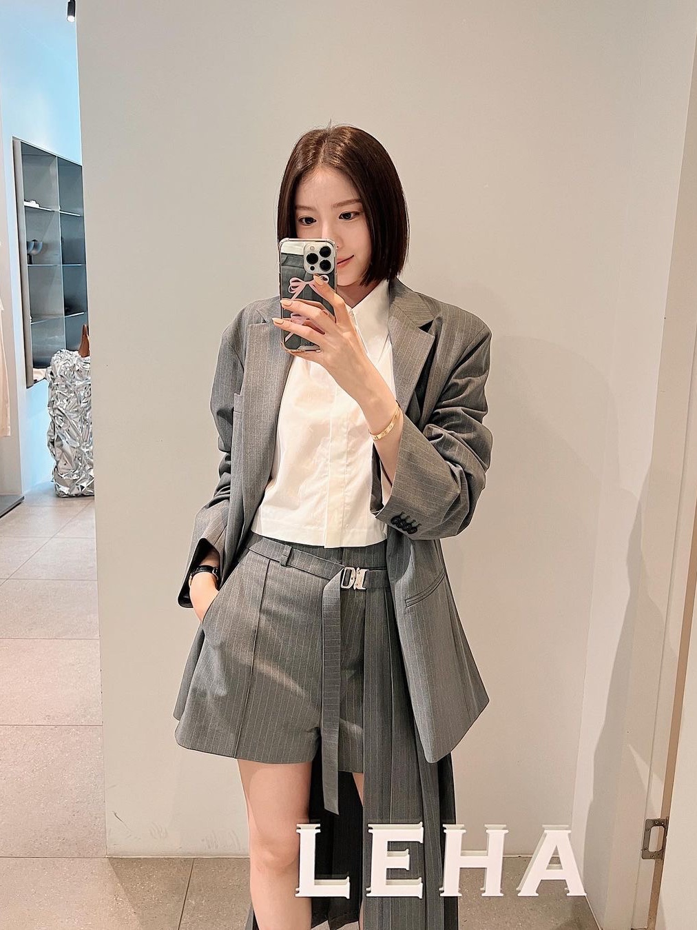 Leha Women Camden Drop Shoulder Jacket Grey Pinstripe 착용 스타일 - 1