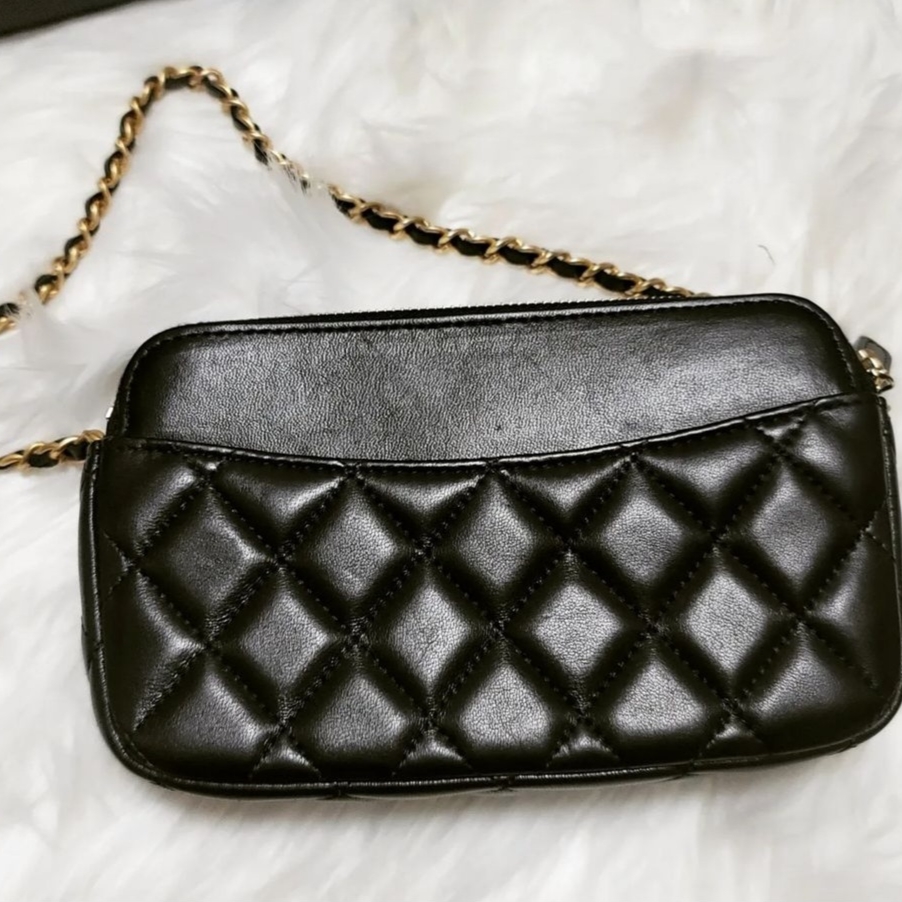 Chanel Flap Phone Holder with Classic Chain Lambskin & Gold Black, Chanel Flap Phone Holder with Classic Chain Grained Calfskin & Gold Black 착용 스타일 - 3