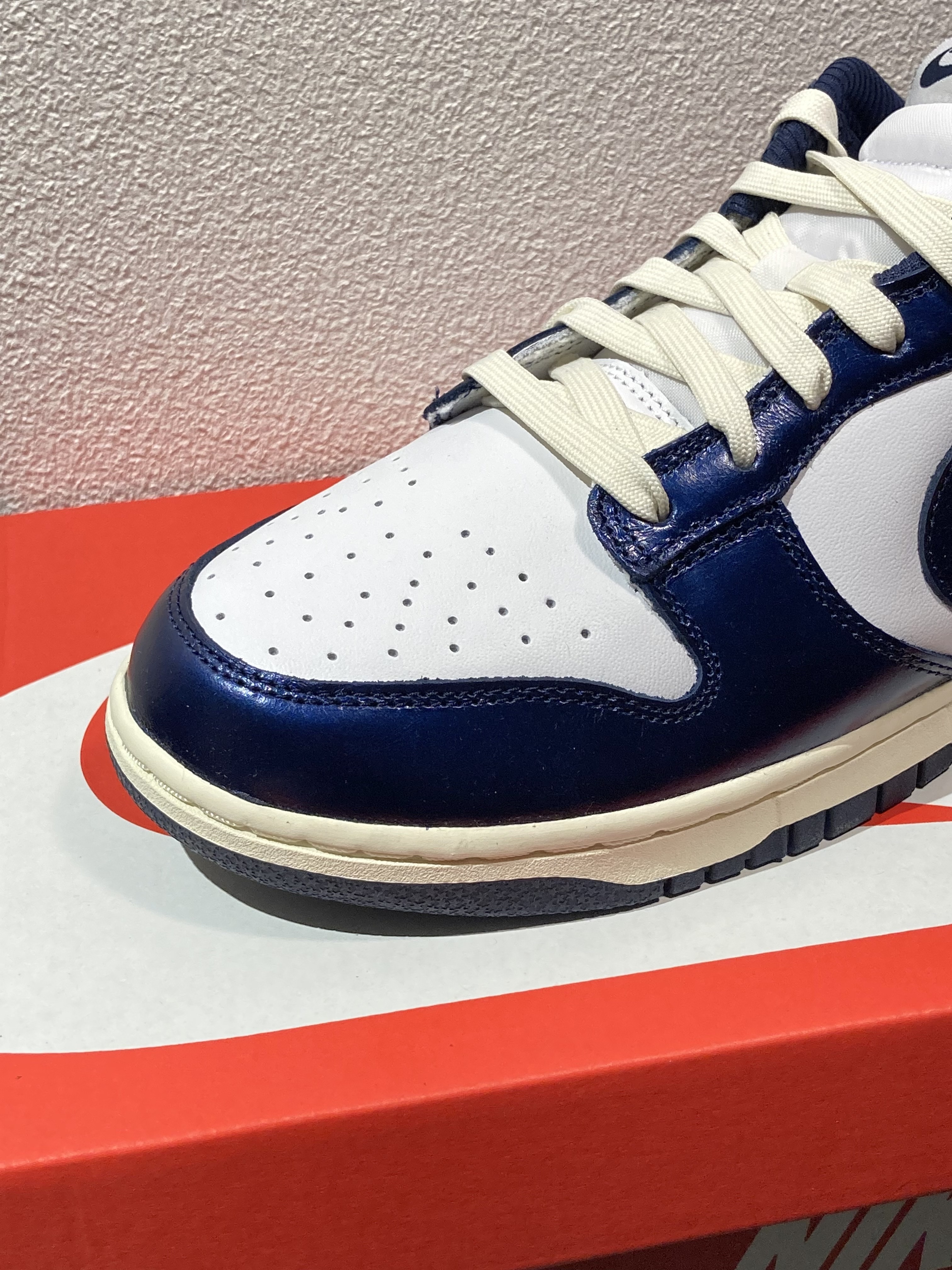 (W) Nike Dunk Low PRM Midnight Navy and White 착용 스타일 - 1