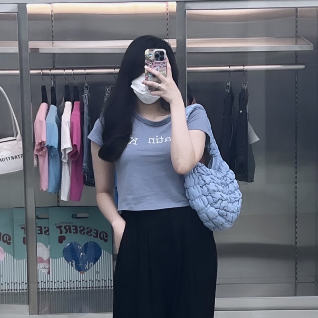 (W) Matin Kim Logo Crop Top Smoke Blue, COS Quilted Mini Bag Light Blue 착용 스타일