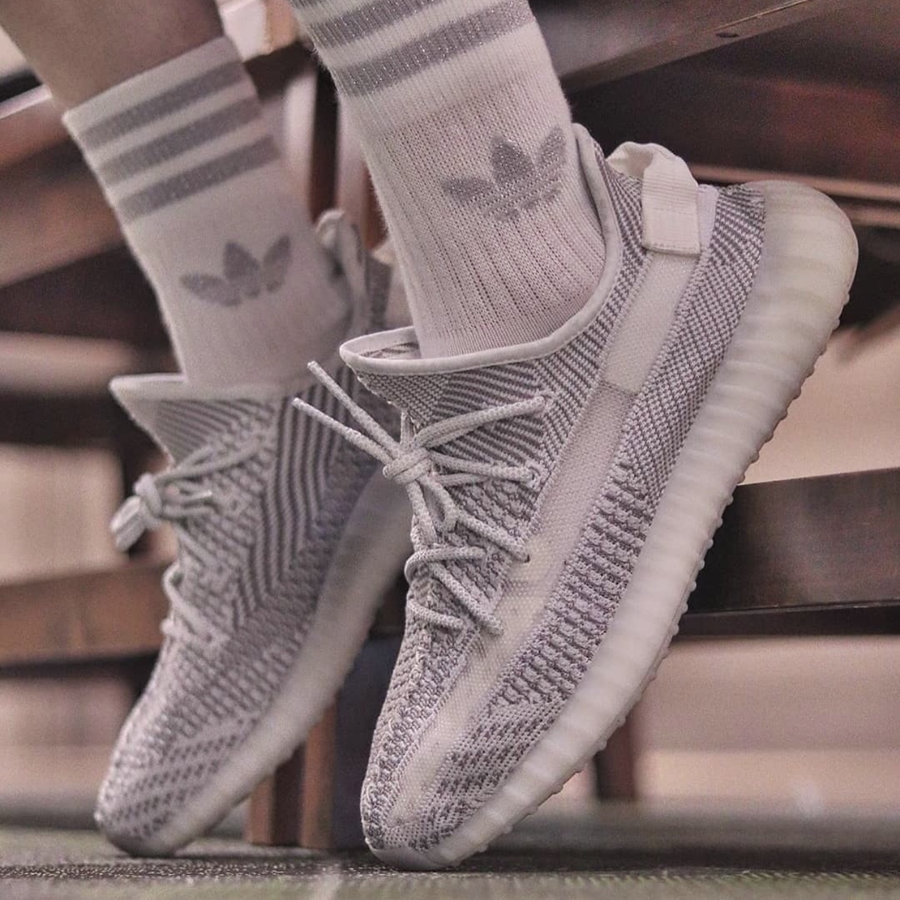 Adidas Yeezy Boost 350 V2 Static 2023 착용 스타일 - 4