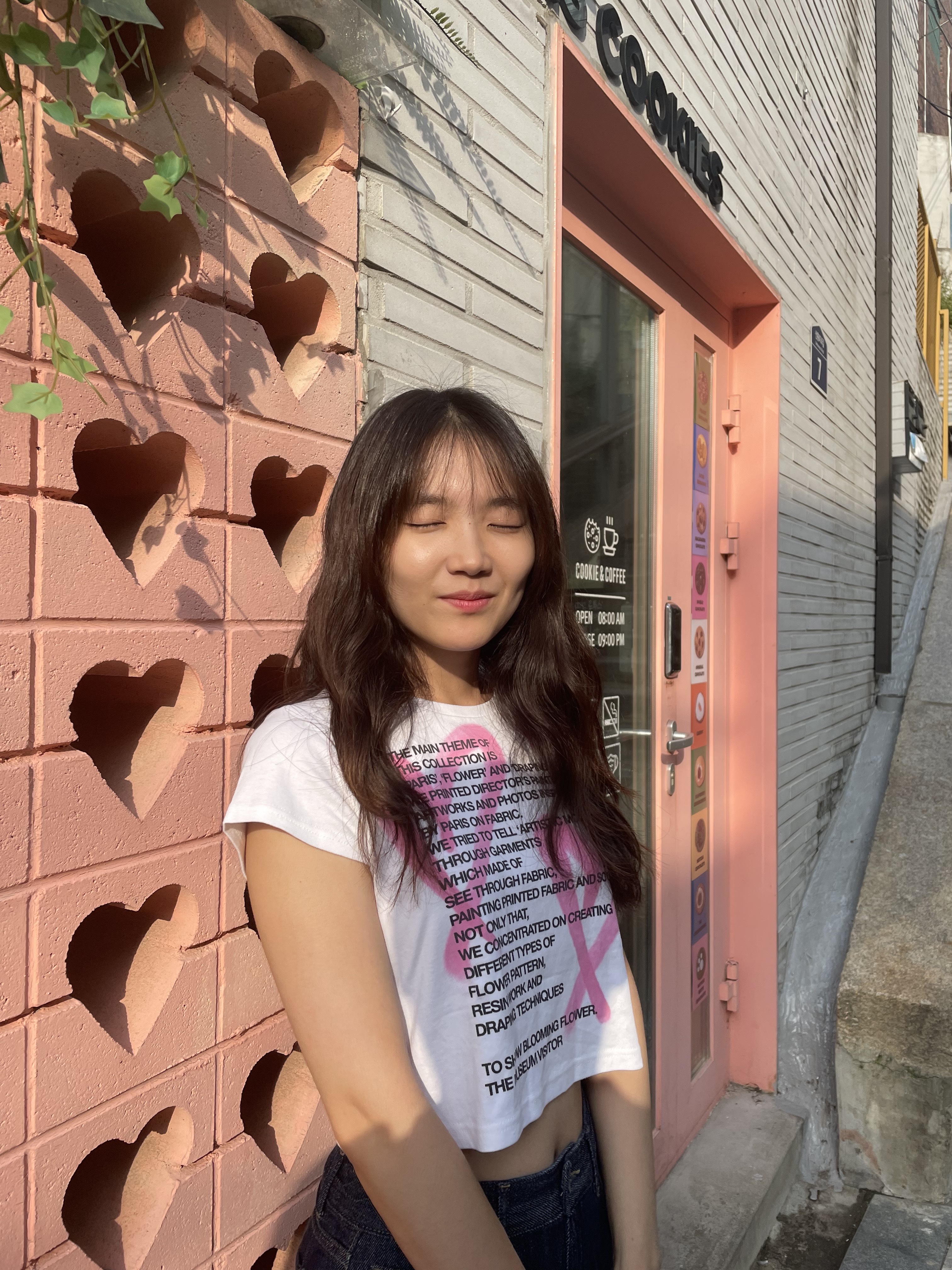 The Museum Visitor Crop Heart Sprayed T-Shirt White 착용 스타일