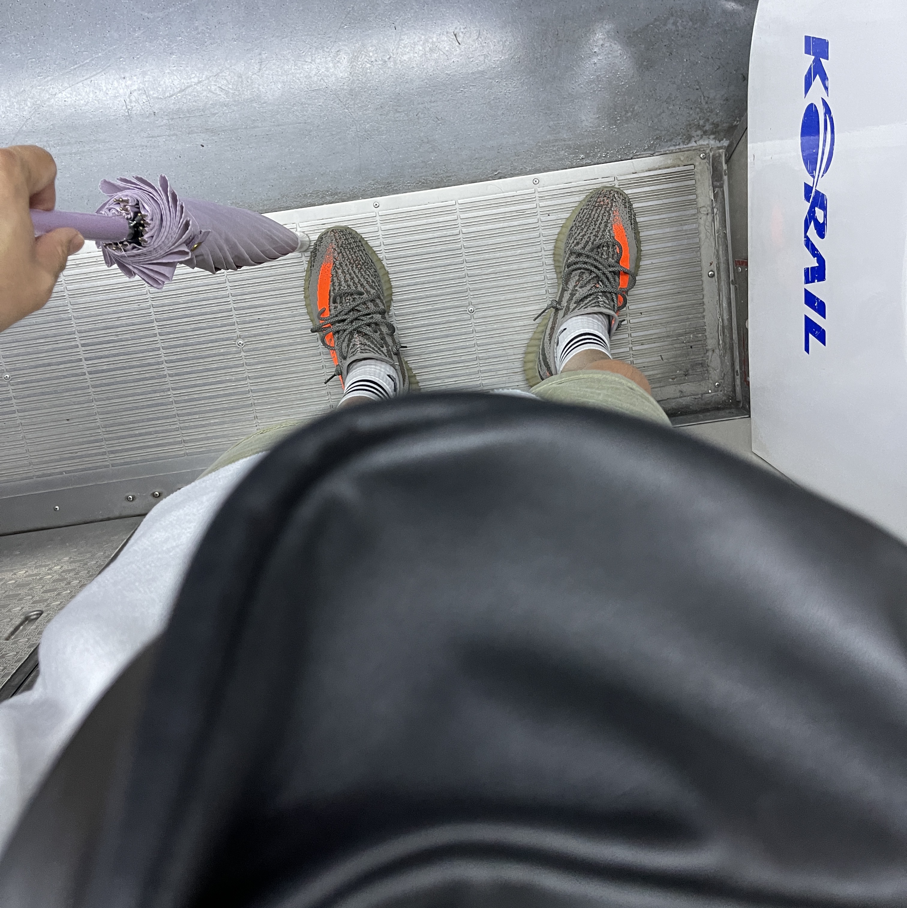 Adidas Yeezy Boost 350 V2 Beluga, COS Leather Crossbody Bag Black 착용 스타일