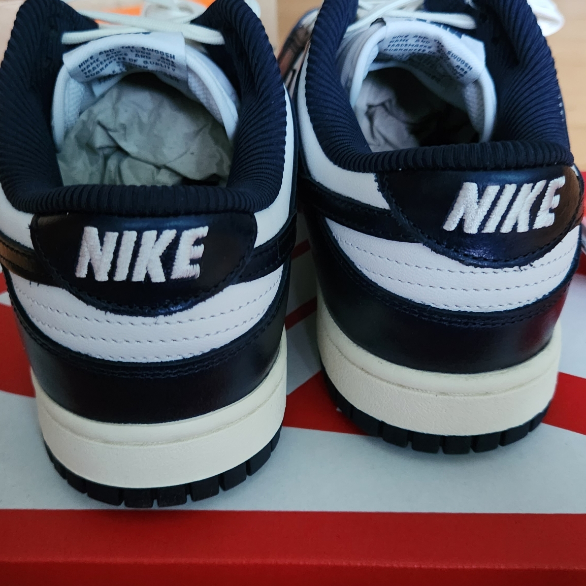 (W) Nike Dunk Low PRM Midnight Navy and White 착용 스타일 - 4