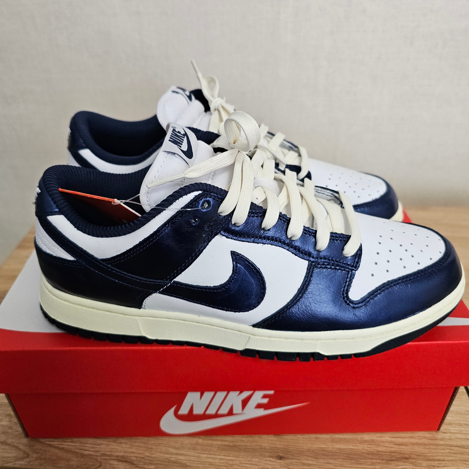 (W) Nike Dunk Low PRM Midnight Navy and White 착용 스타일 - 1