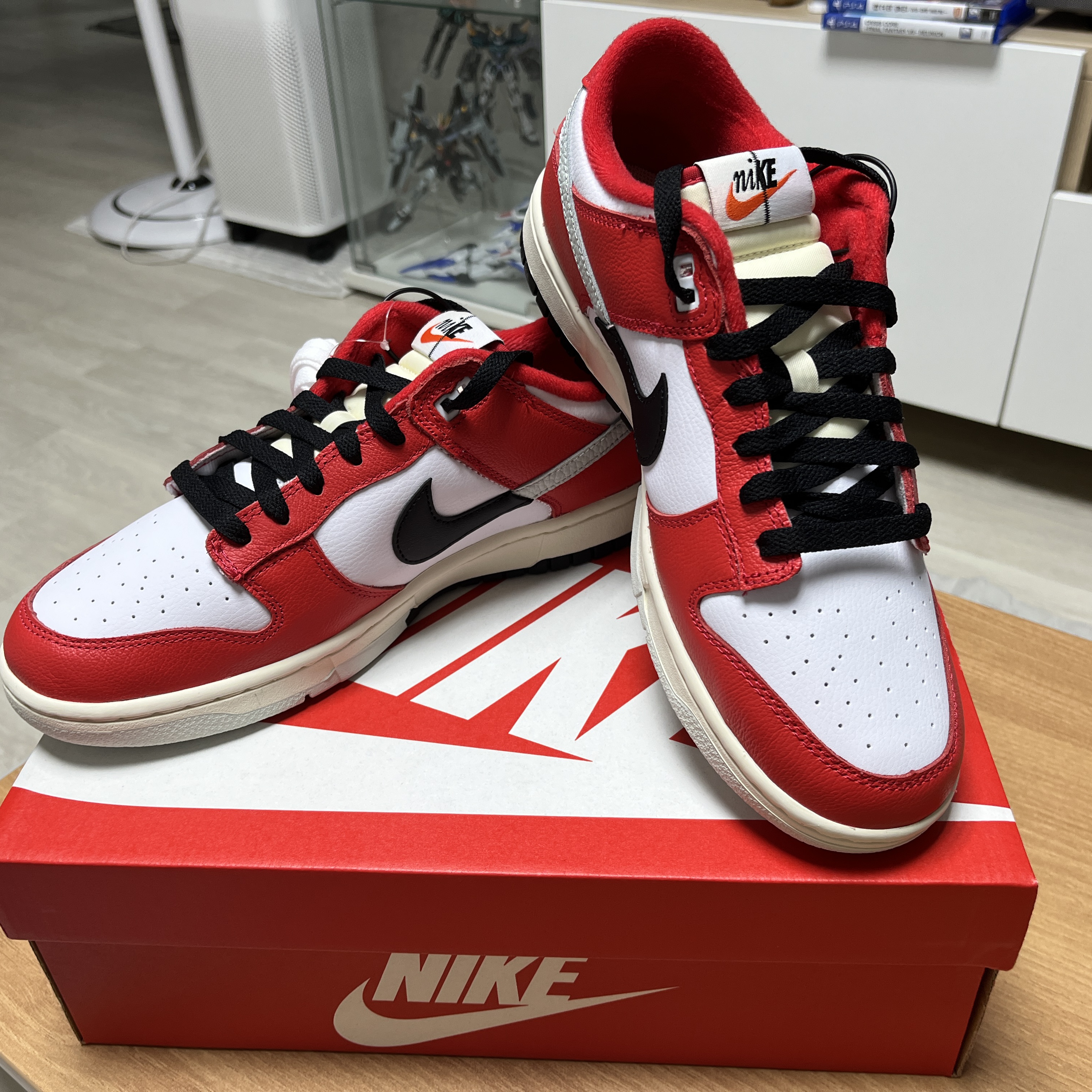 Nike Dunk Low Retro PRM University Red Black 착용 스타일