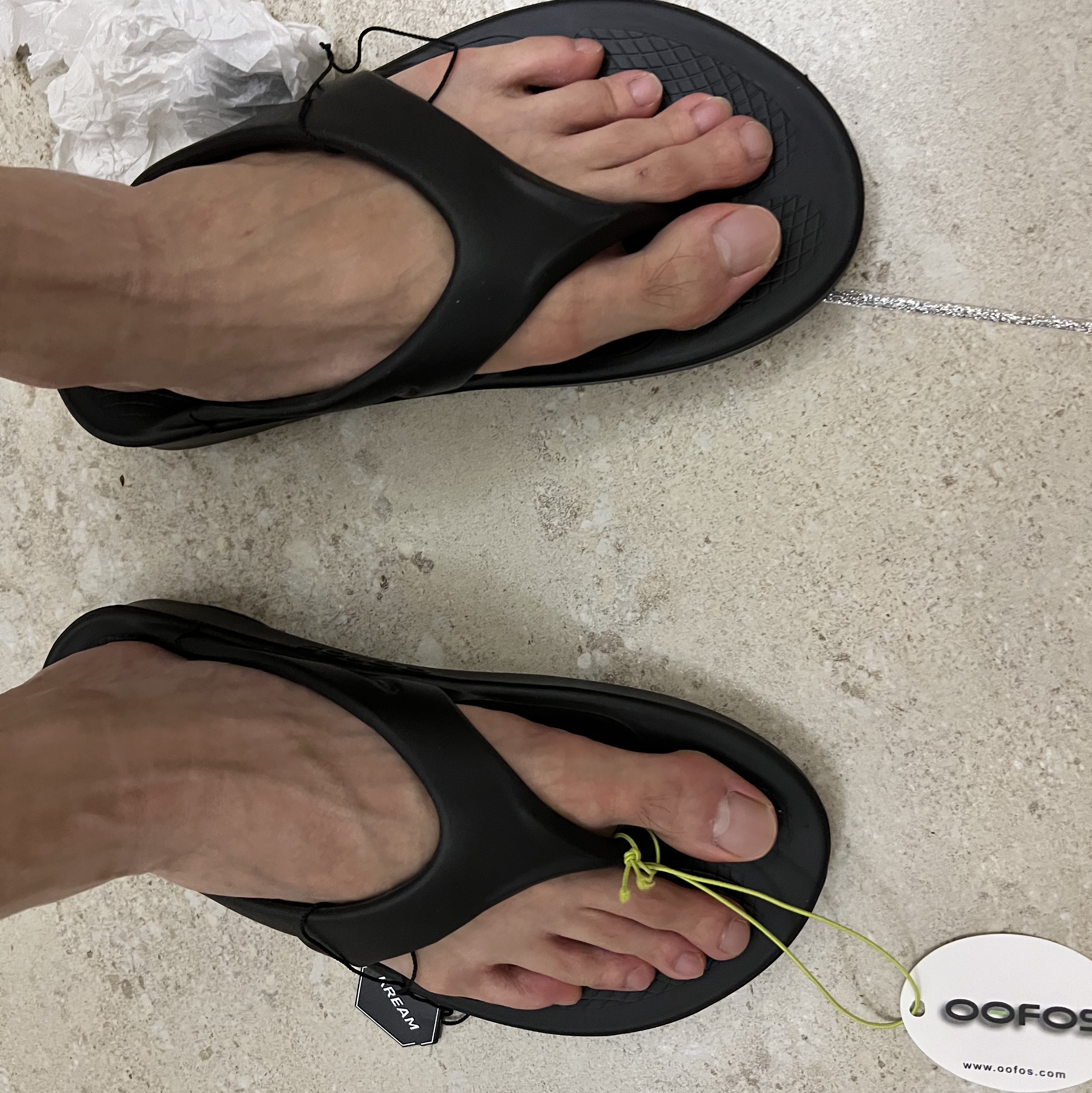 Oofos OOriginal Black 착용 스타일