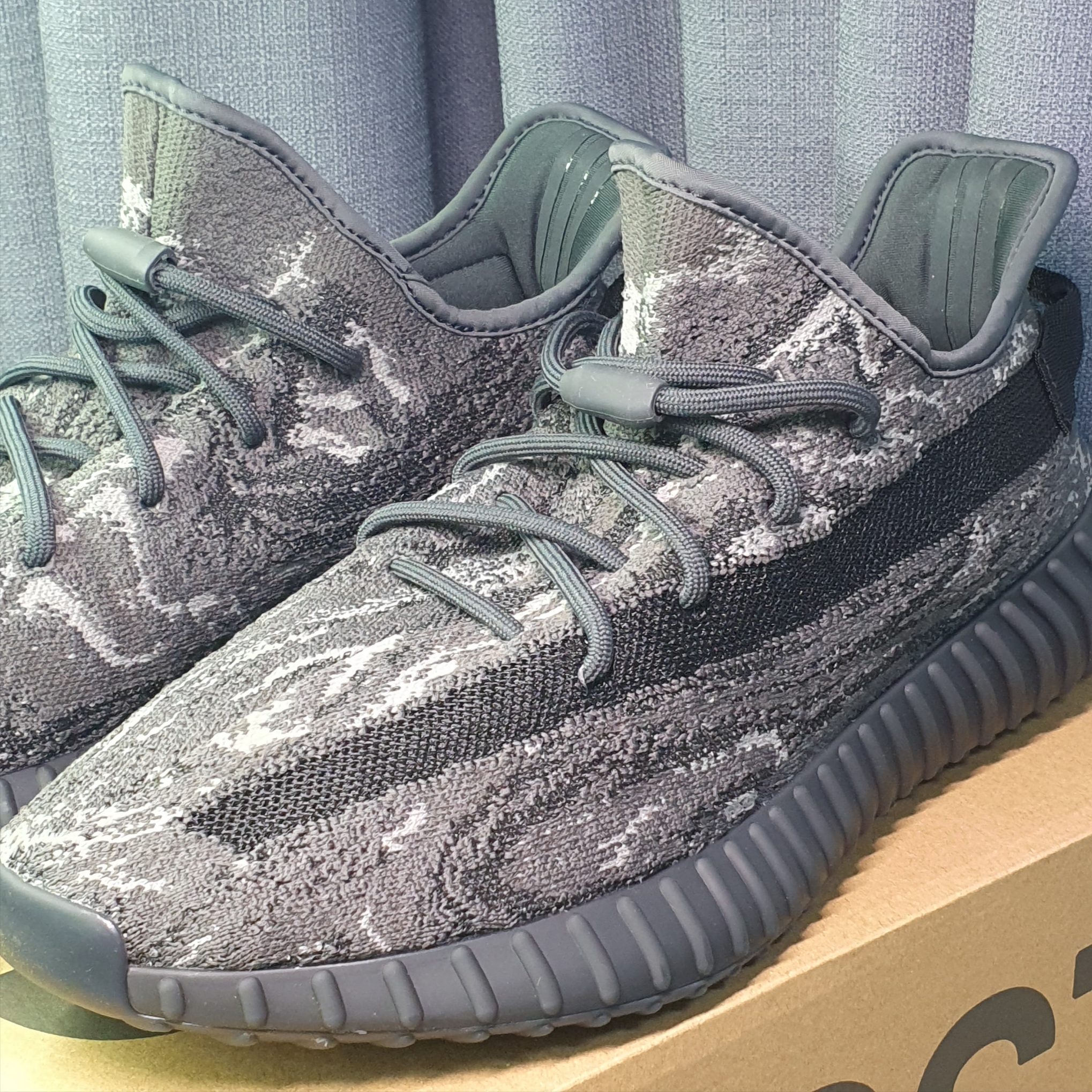 Adidas Yeezy Boost 350 V2 MX Dark Salt 착용 스타일 - 3