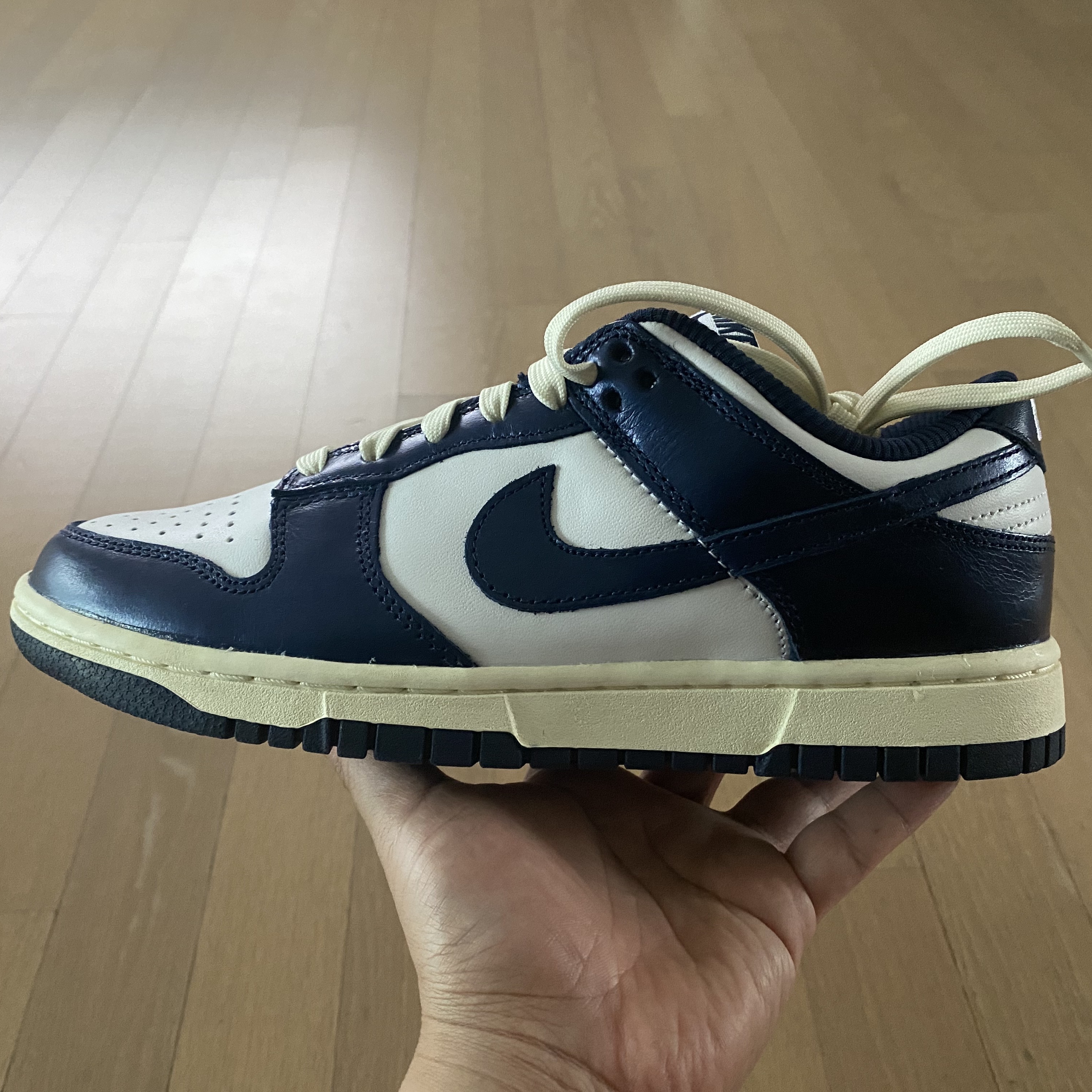 (W) Nike Dunk Low PRM Midnight Navy and White 착용 스타일 - 1
