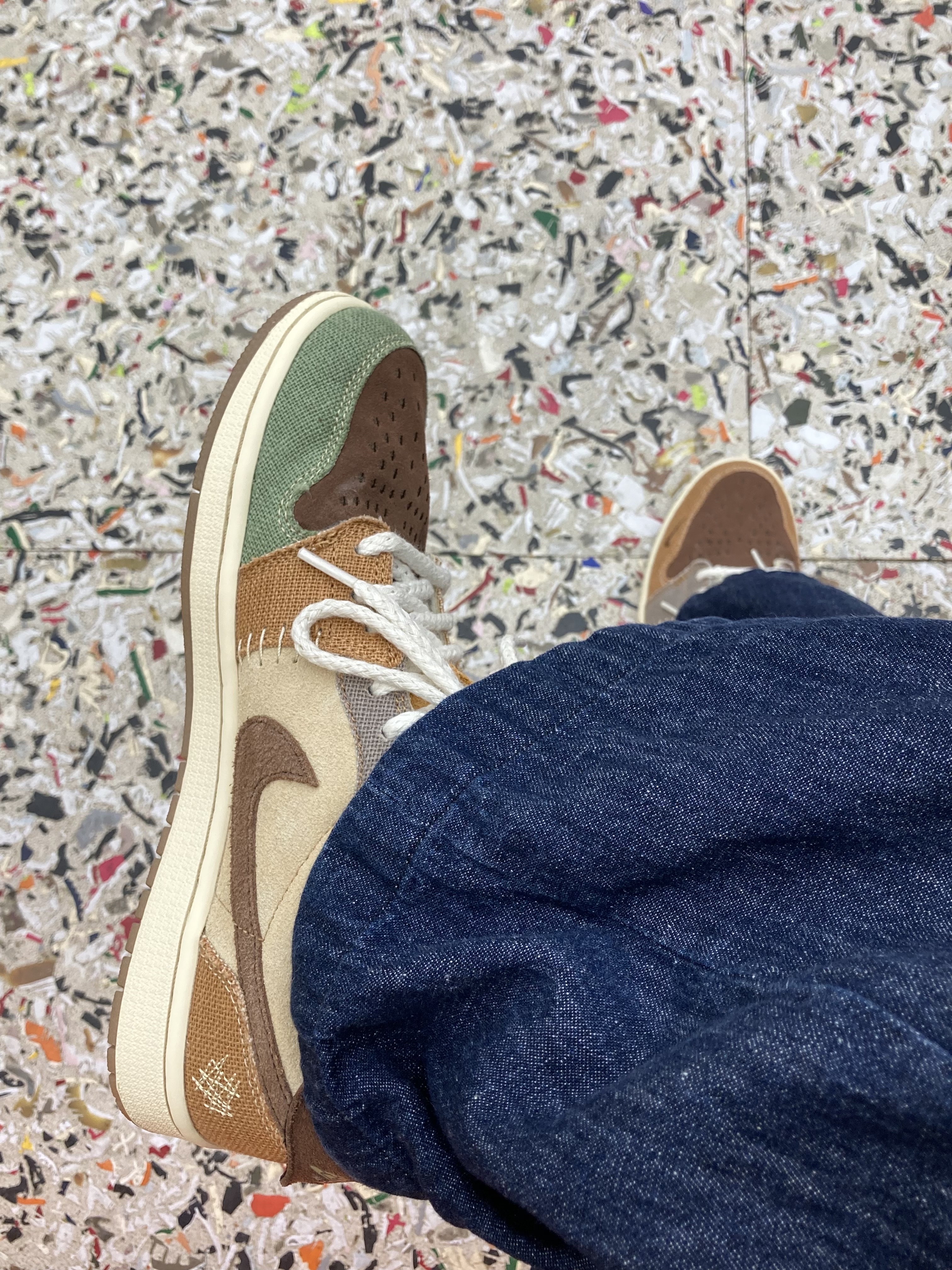 Jordan 1 x Zion Williamson Retro Low OG Flax and Oil Green 착용 스타일 - 1