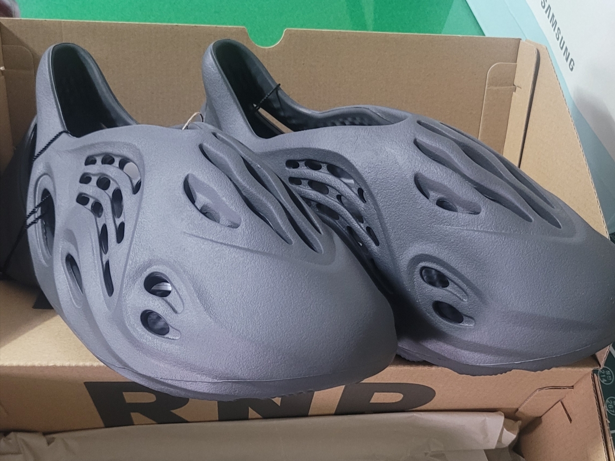 Adidas Yeezy Foam RNNR Carbon 착용 스타일