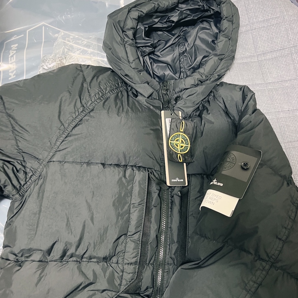 Stone Island 40723 Garment Dyed Crinkle Reps Recycled Nylon Hooded Down Jacket Black - 23FW 착용 스타일