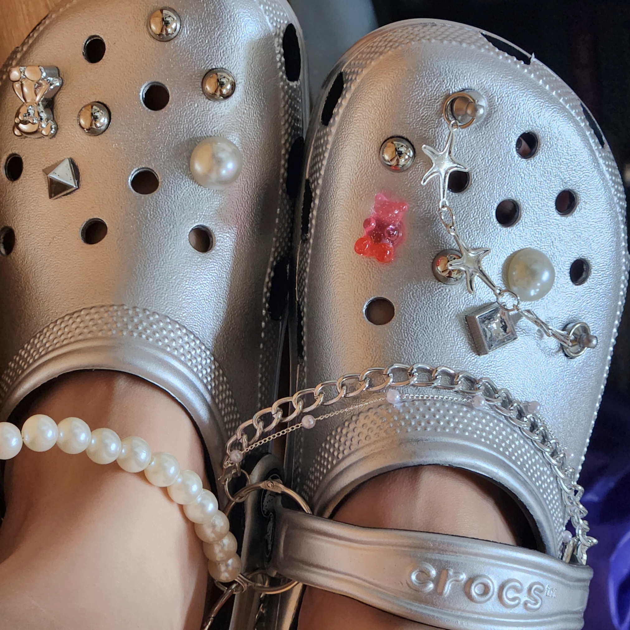 Crocs Classic Metallic Clog Silver 착용 스타일
