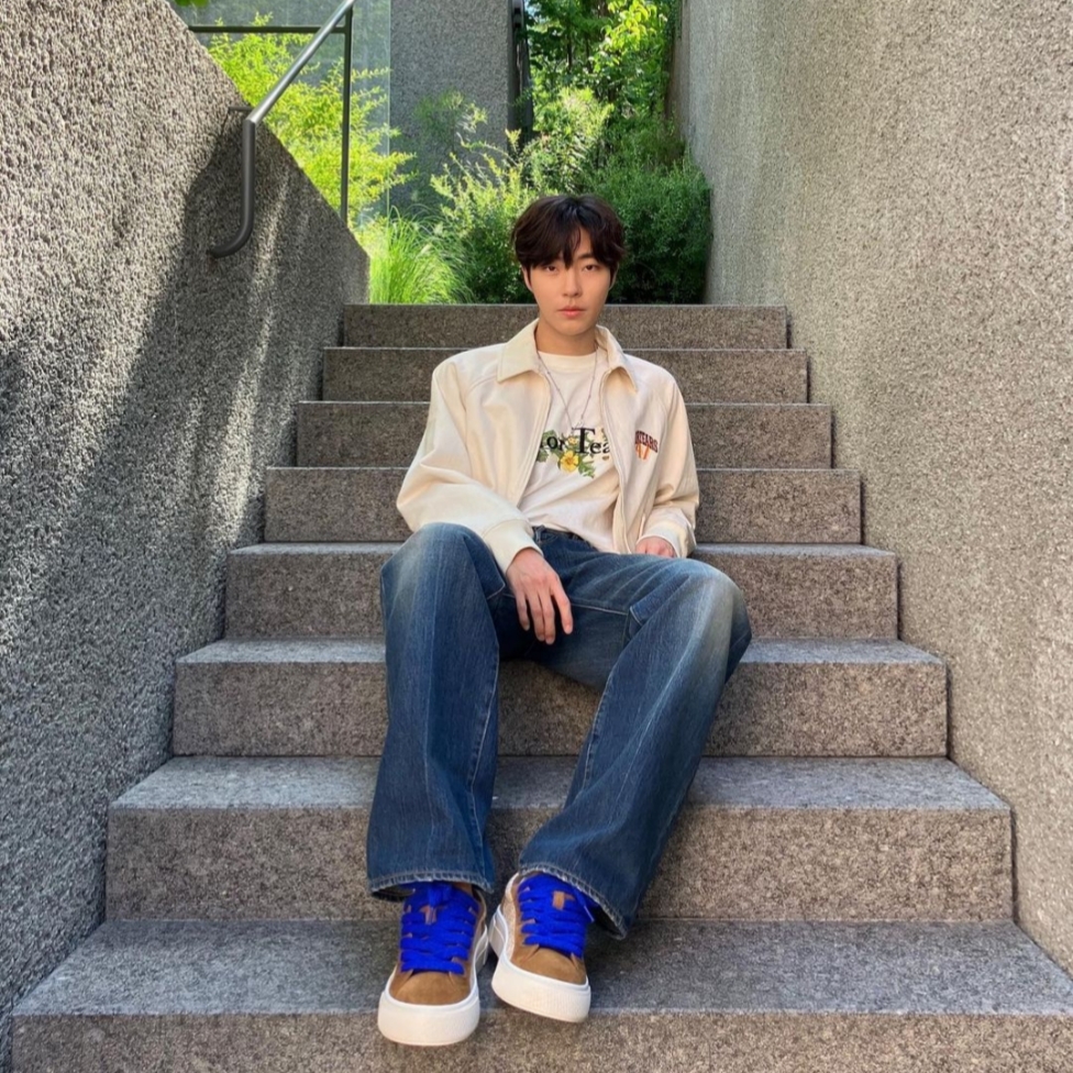 Dior x Denim Tears Dior Tears Cotton Twill Zipped Blouson White, Dior x Denim Tears Relaxed Fit Dior Tears T-Shirt Slub Cotton Jersey White 착용 스타일 - 2