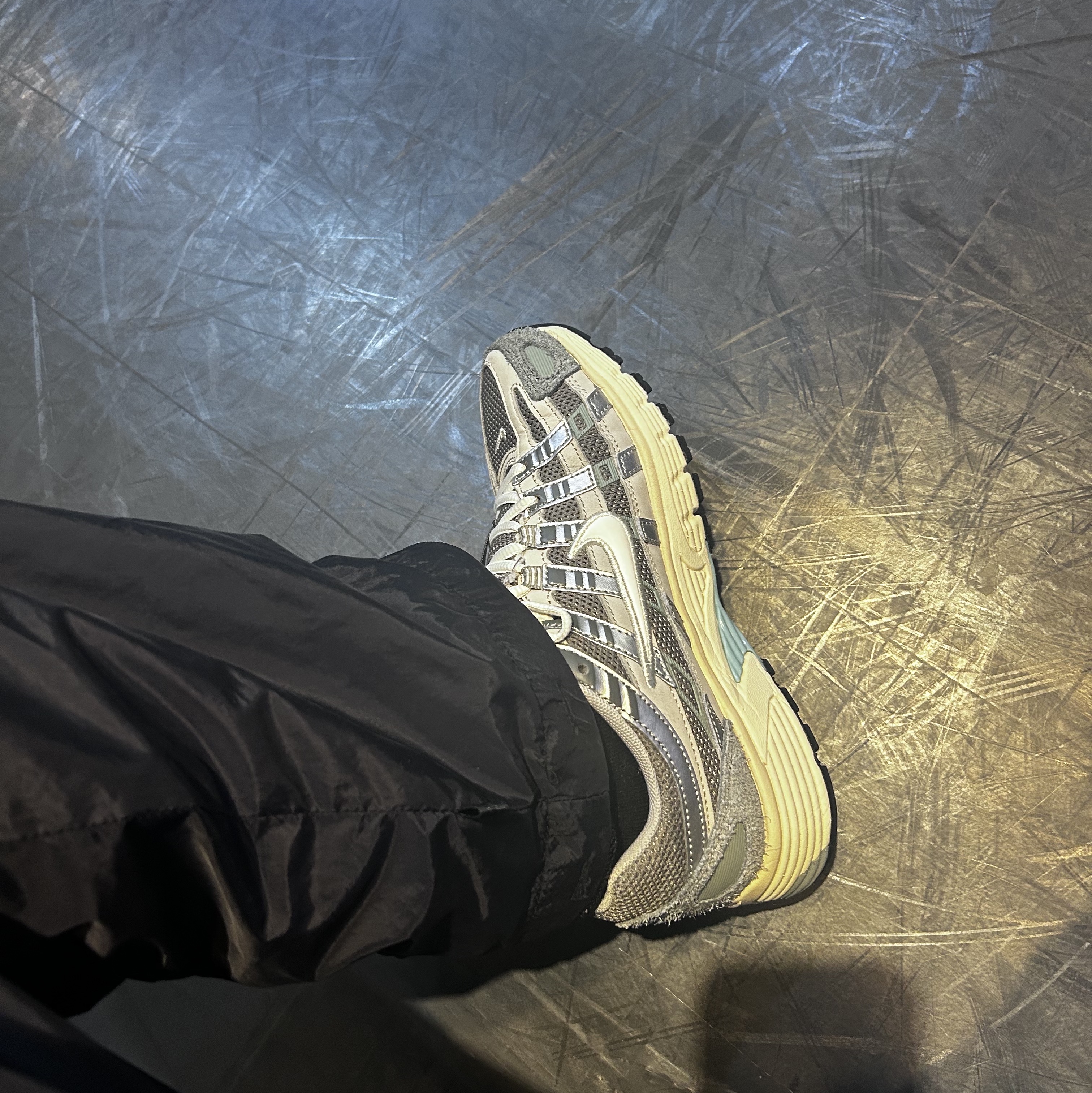 Nike P-6000 Flat Pewter Light Iron Ore 착용 스타일