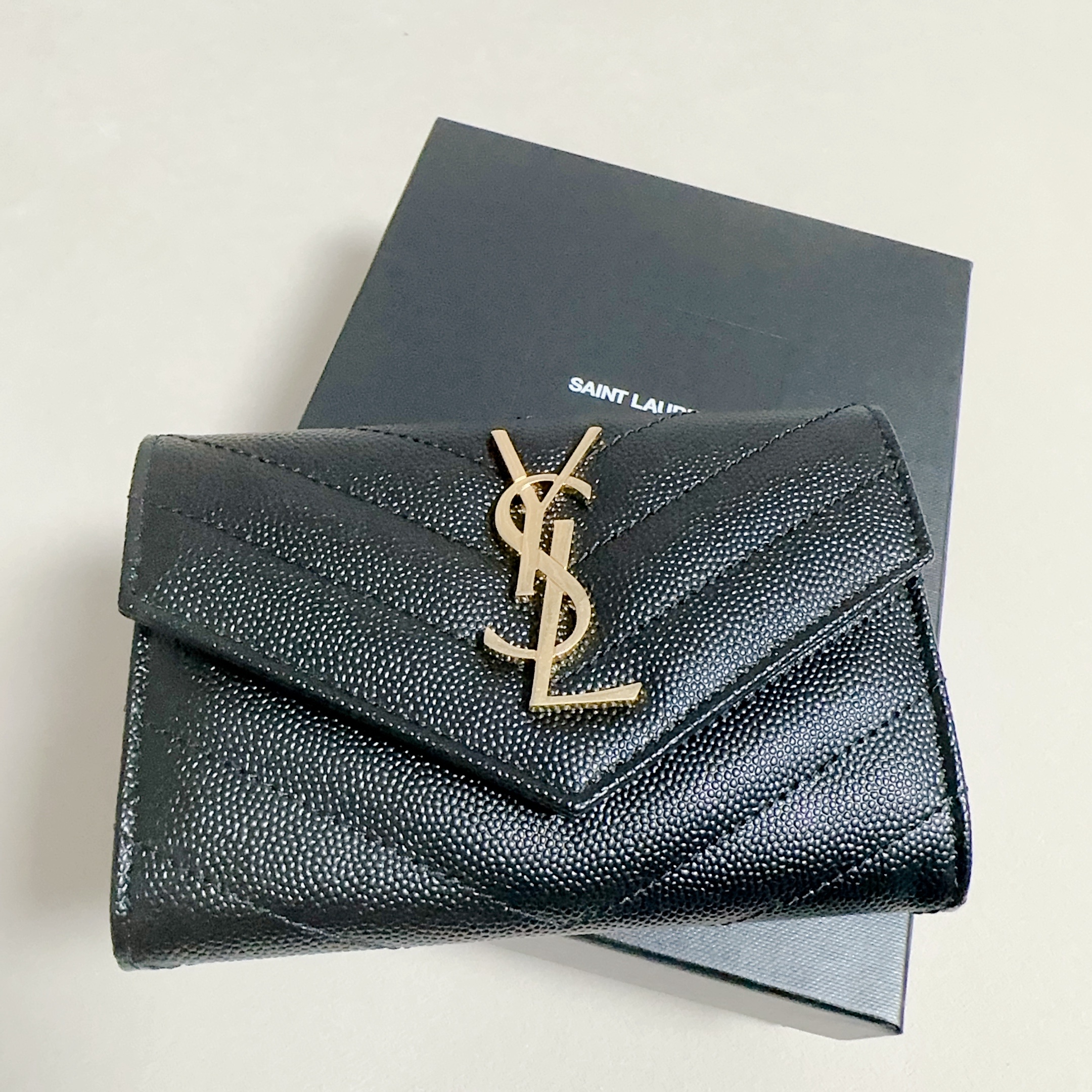 Saint Laurent Cassandre Matelasse Small Envelope Wallet in Grain de Poudre Embossed Leather Black Gold 착용 스타일