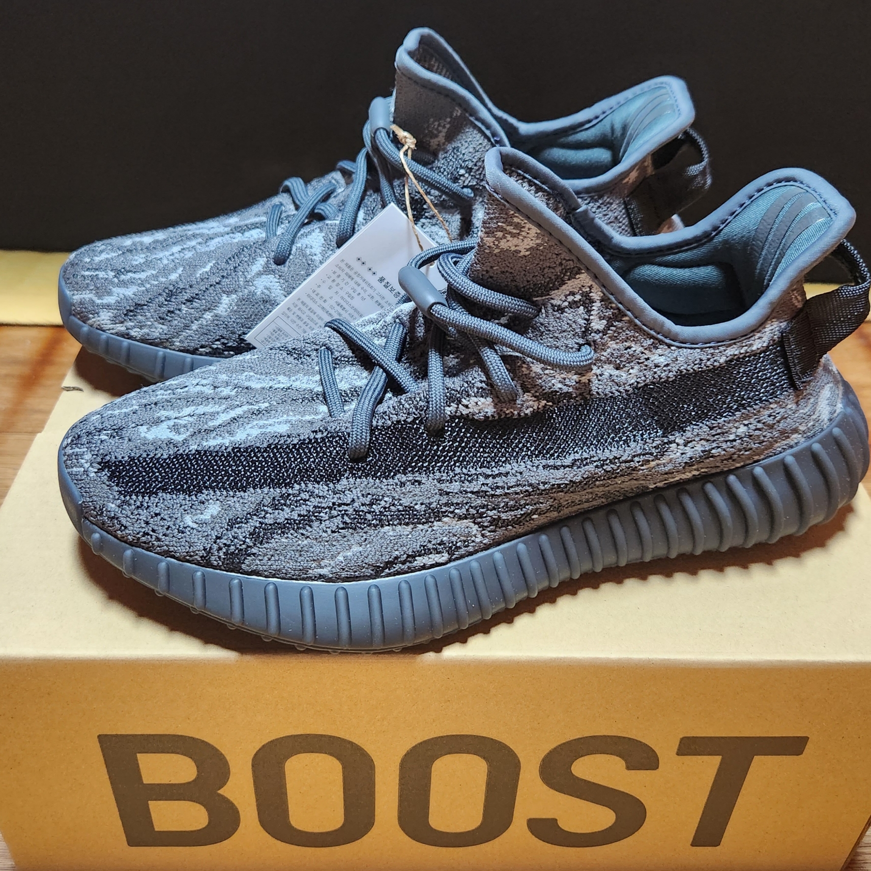 Adidas Yeezy Boost 350 V2 MX Dark Salt 착용 스타일 - 3