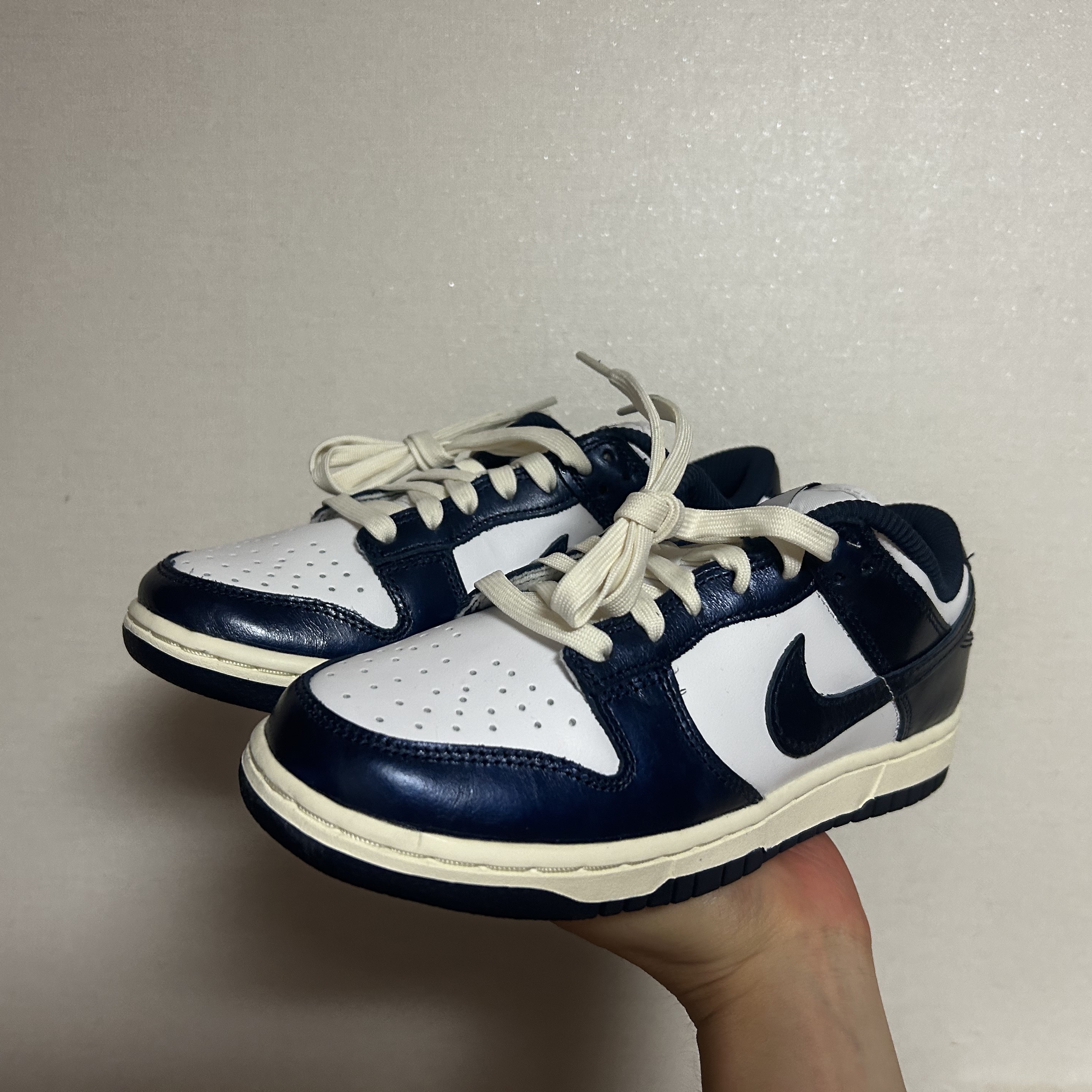 (W) Nike Dunk Low PRM Midnight Navy and White 착용 스타일 - 2