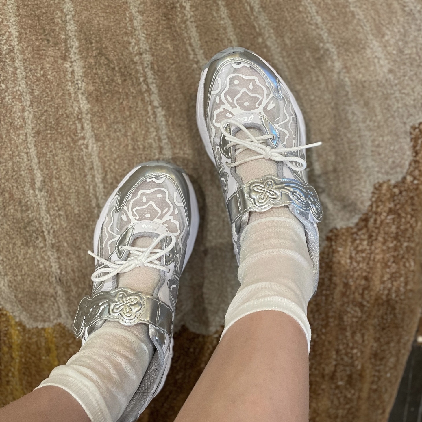 Asics x Cecilie Bahnsen GT-2160 White, Prada Duet Re-Nylon Shoulder Bag Black Gold 착용 스타일 - 3