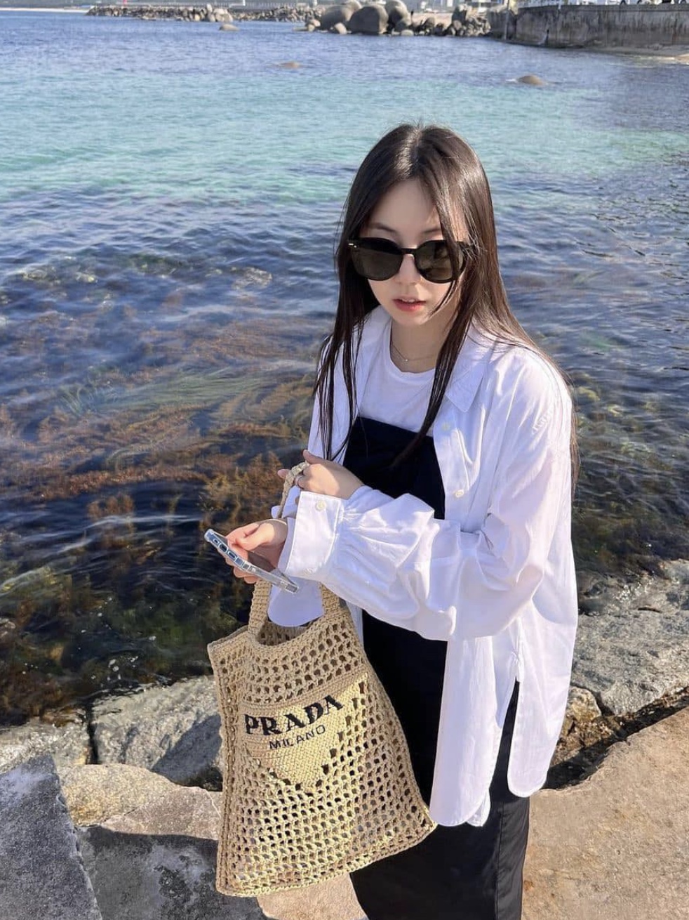Prada Raffia Tote Bag Tan 착용 스타일