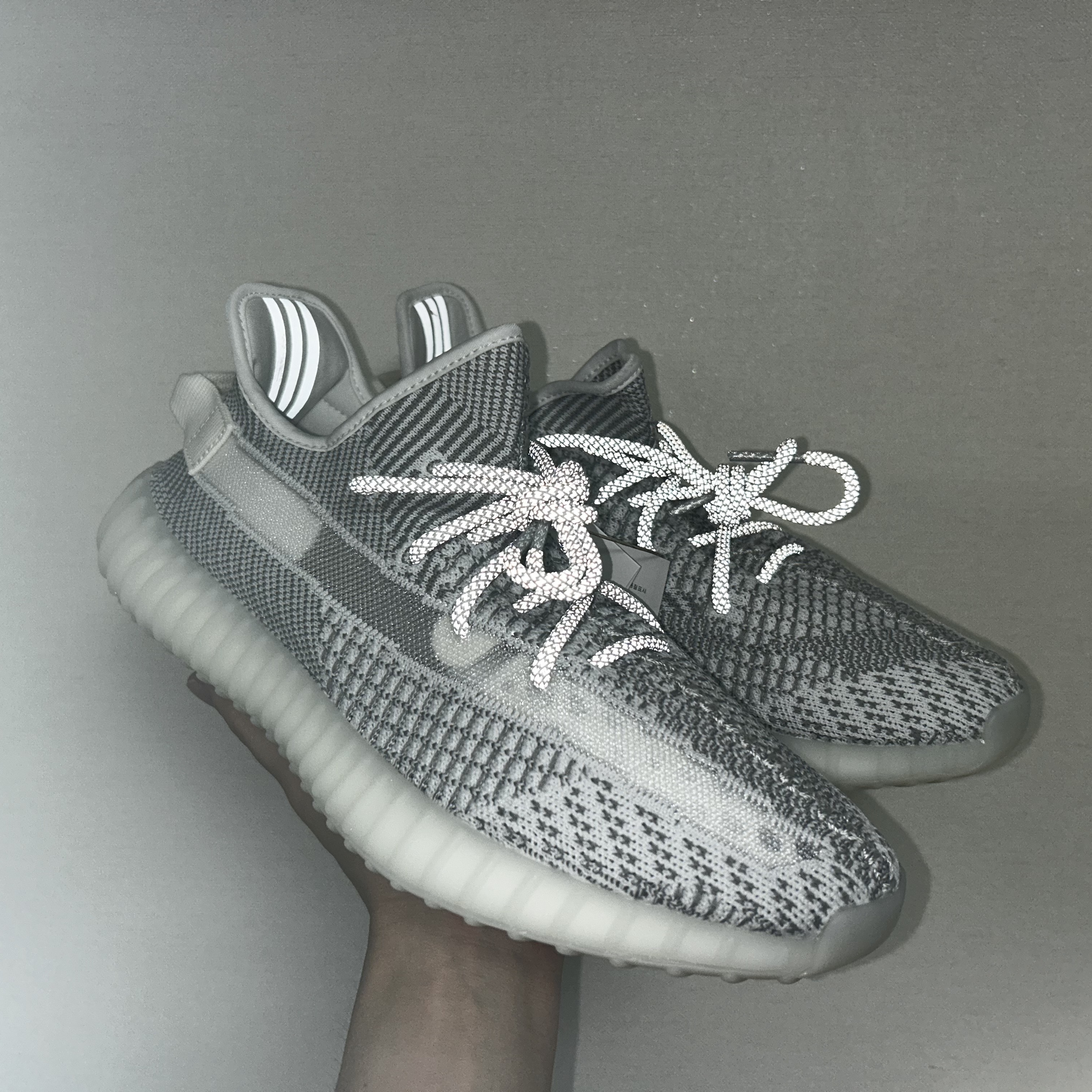Adidas Yeezy Boost 350 V2 Static 2023 착용 스타일 - 4